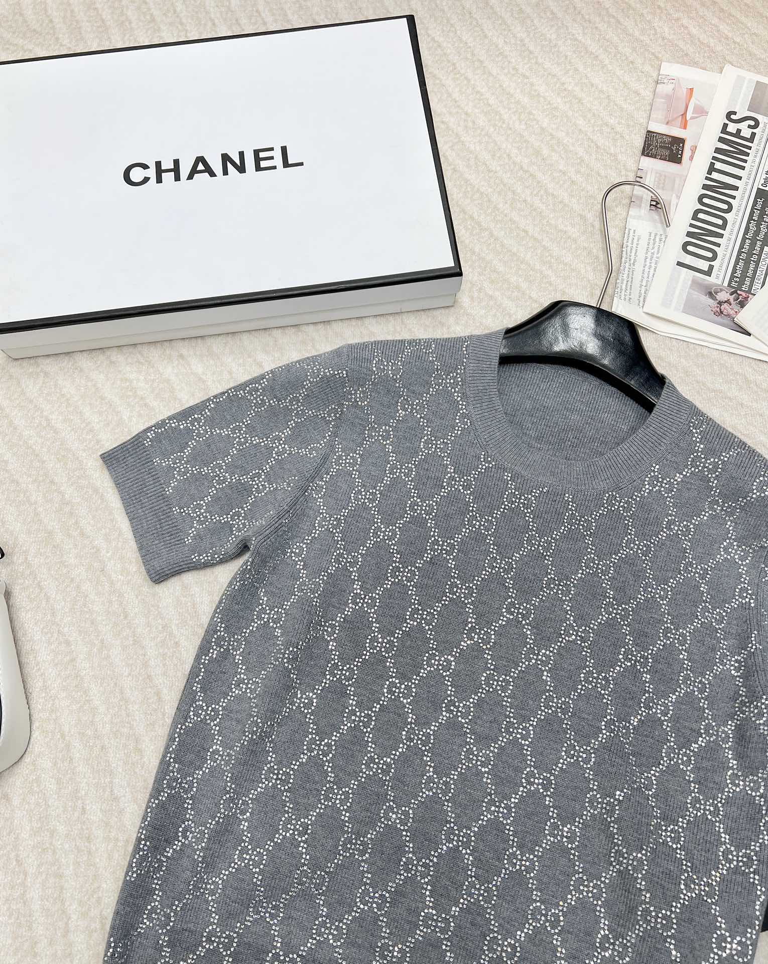 🆕GUCCI新品烫钻羊毛圆领衫，灰色超精细羊毛提花面料，通身饰有烫钻互扣式双G图案，圆领领口 修身版型，