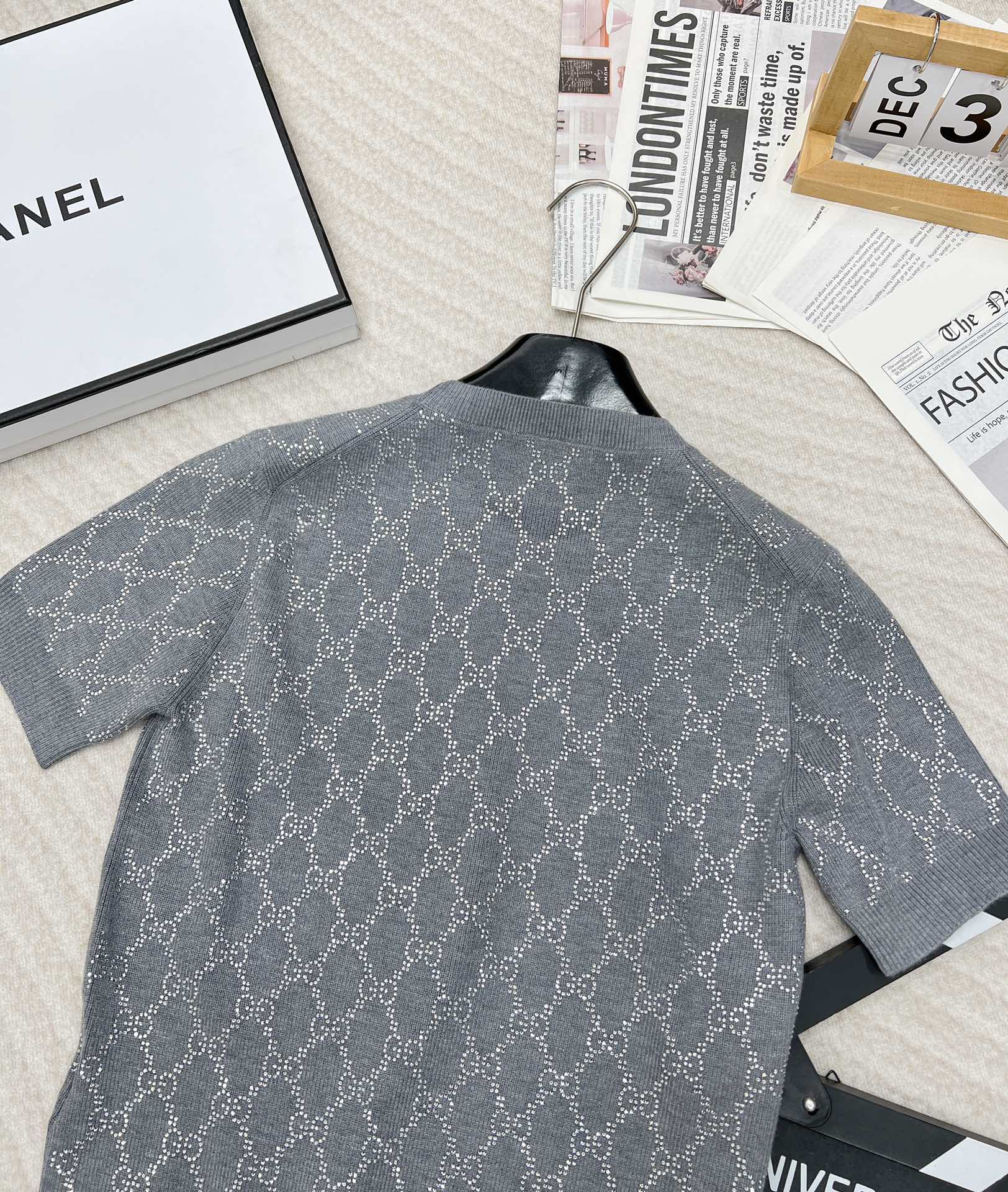 🆕GUCCI新品烫钻羊毛圆领衫，灰色超精细羊毛提花面料，通身饰有烫钻互扣式双G图案，圆领领口 修身版型，