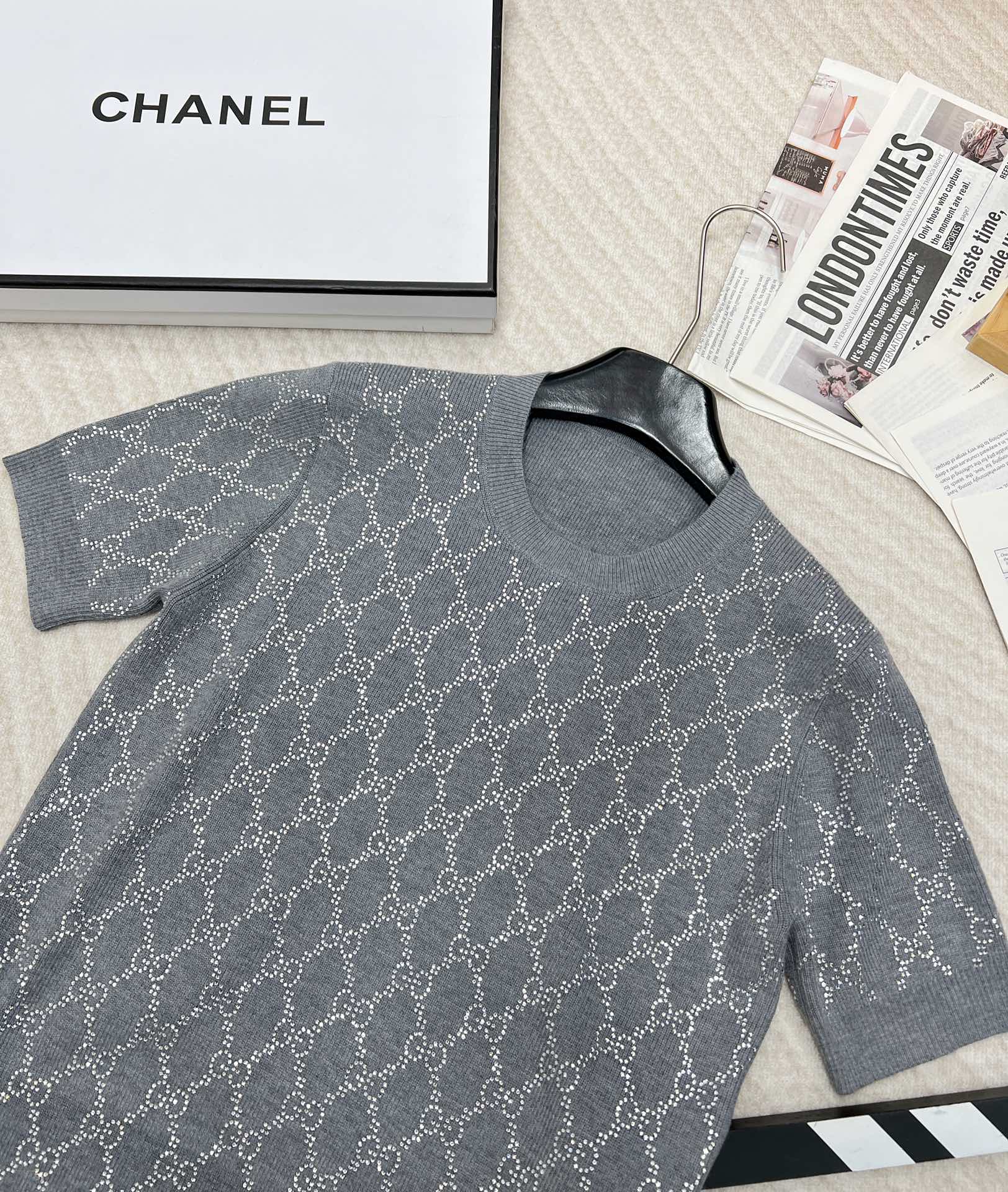 🆕GUCCI新品烫钻羊毛圆领衫，灰色超精细羊毛提花面料，通身饰有烫钻互扣式双G图案，圆领领口 修身版型，