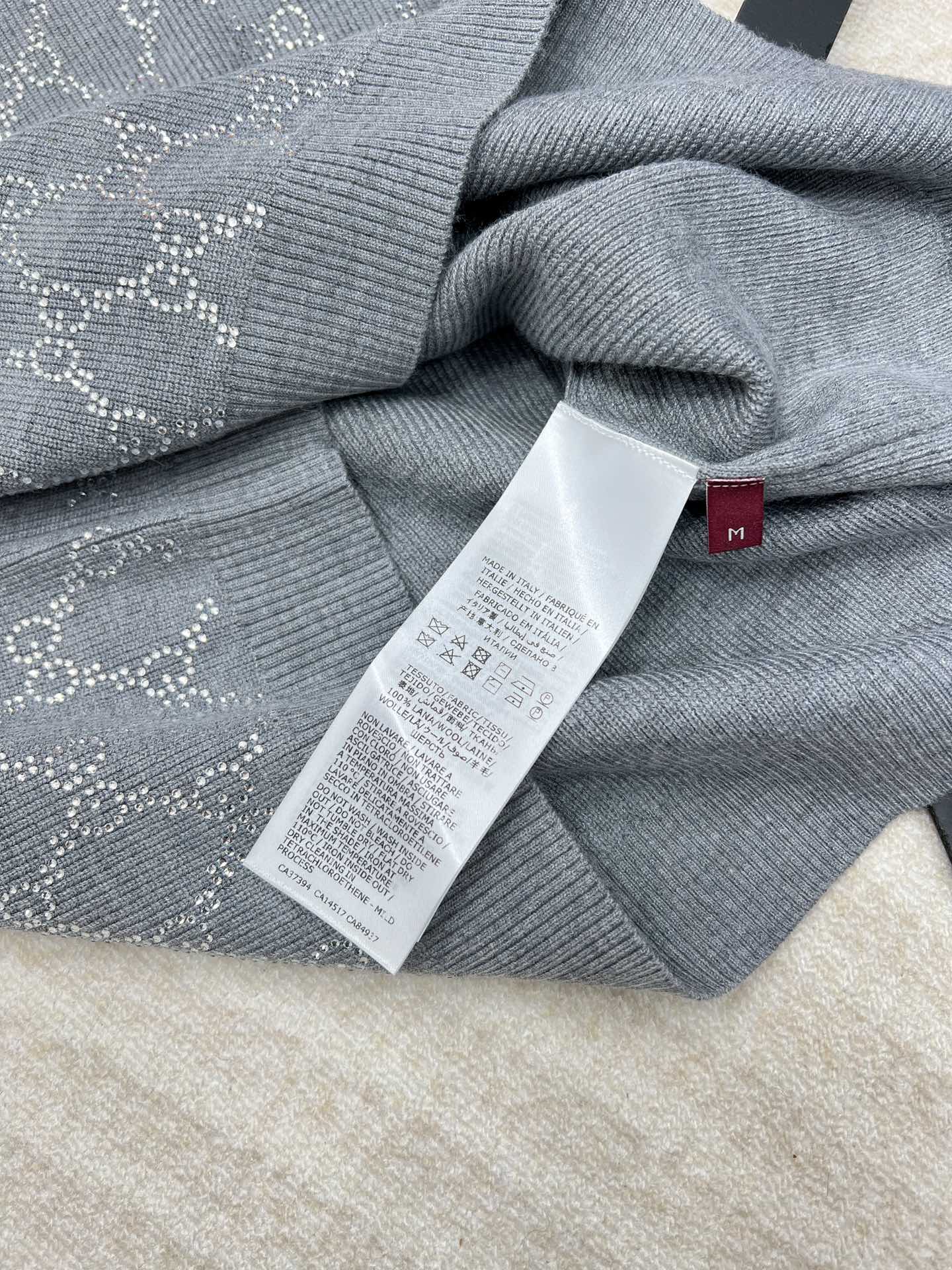 🆕GUCCI新品烫钻羊毛圆领衫，灰色超精细羊毛提花面料，通身饰有烫钻互扣式双G图案，圆领领口 修身版型，