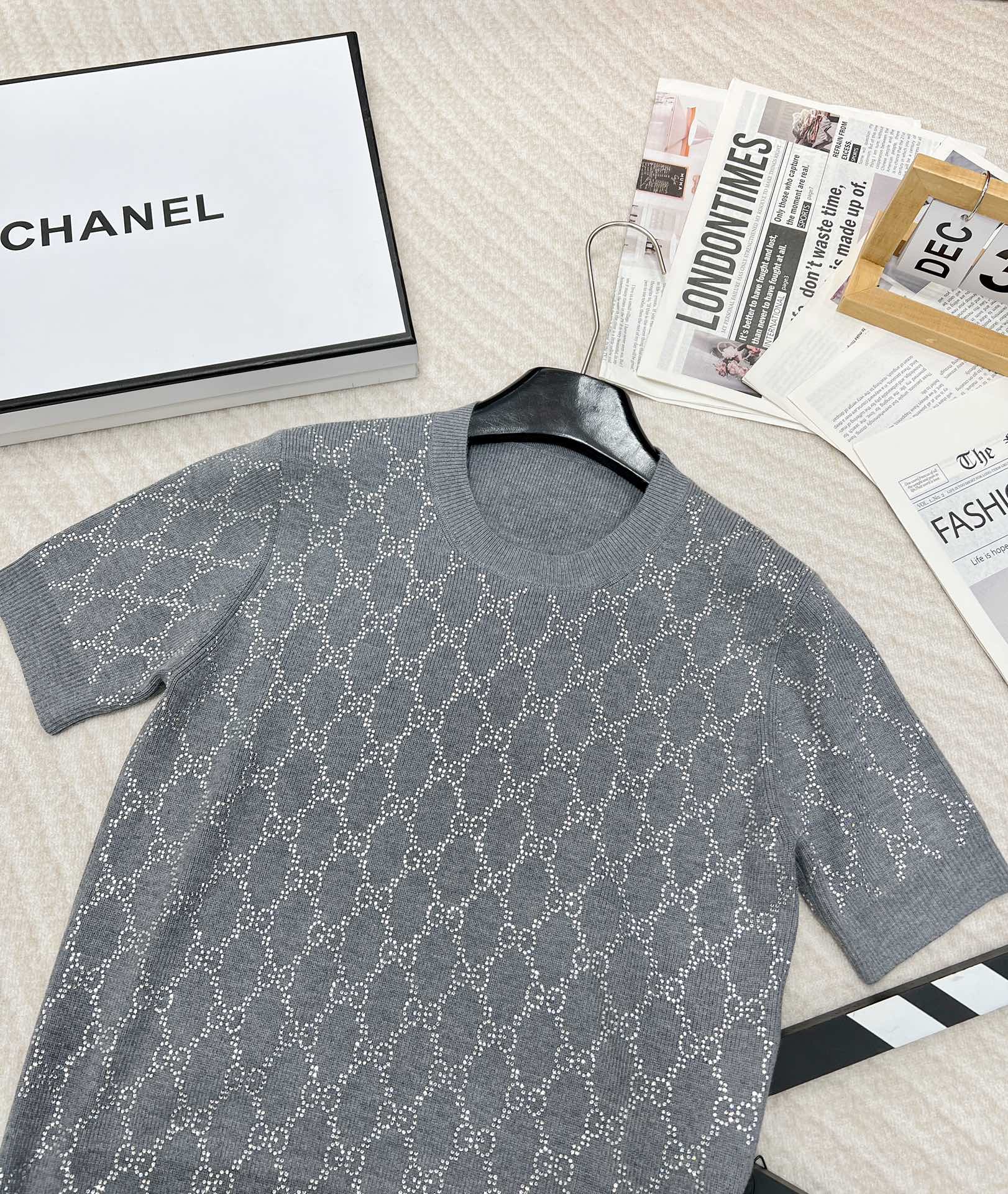 🆕GUCCI新品烫钻羊毛圆领衫，灰色超精细羊毛提花面料，通身饰有烫钻互扣式双G图案，圆领领口 修身版型，