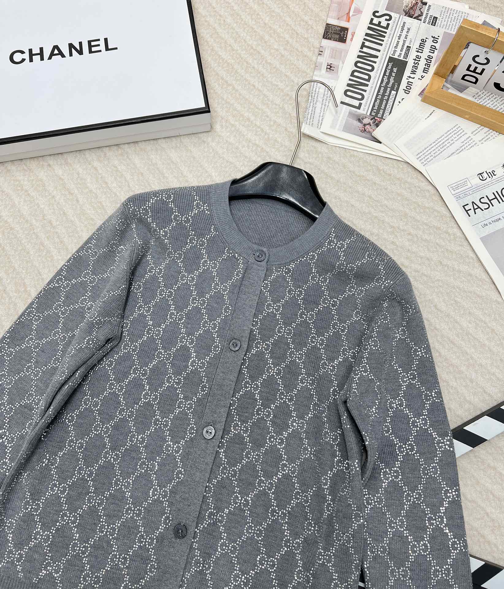 🆕GUCCI新品饰水晶羊毛开衫，灰色超精细羊毛提花面料，通身饰有烫钻互扣式双G图案，圆领领口 纽扣开合，