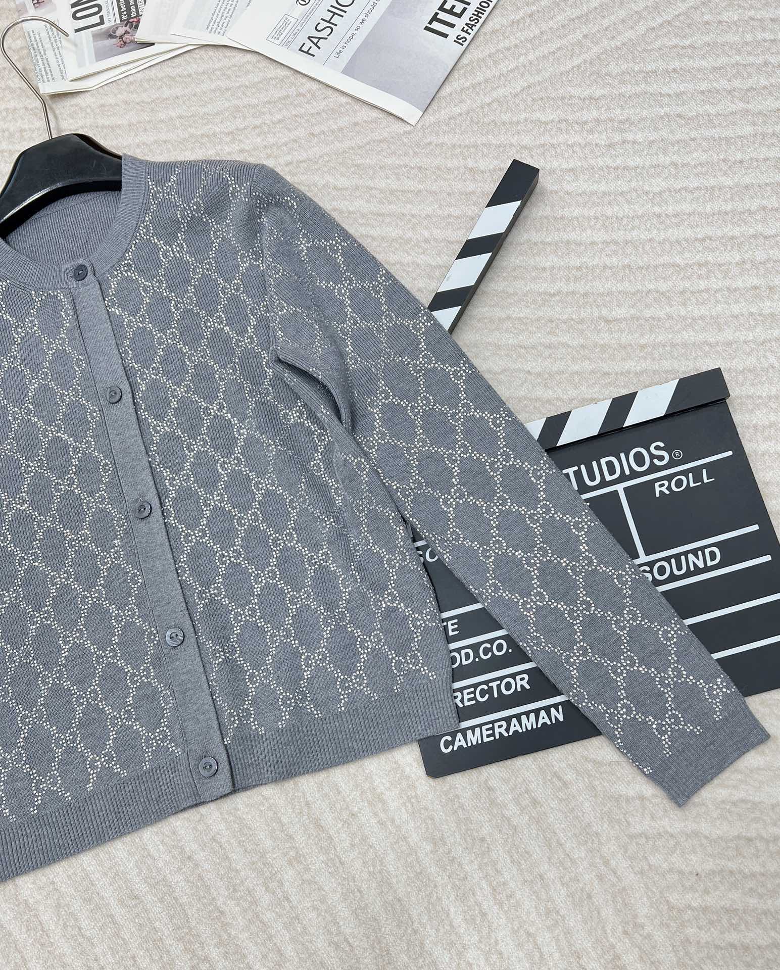 🆕GUCCI新品饰水晶羊毛开衫，灰色超精细羊毛提花面料，通身饰有烫钻互扣式双G图案，圆领领口 纽扣开合，