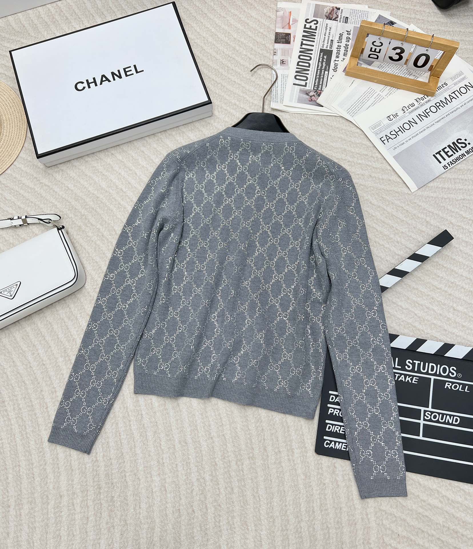 🆕GUCCI新品饰水晶羊毛开衫，灰色超精细羊毛提花面料，通身饰有烫钻互扣式双G图案，圆领领口 纽扣开合，