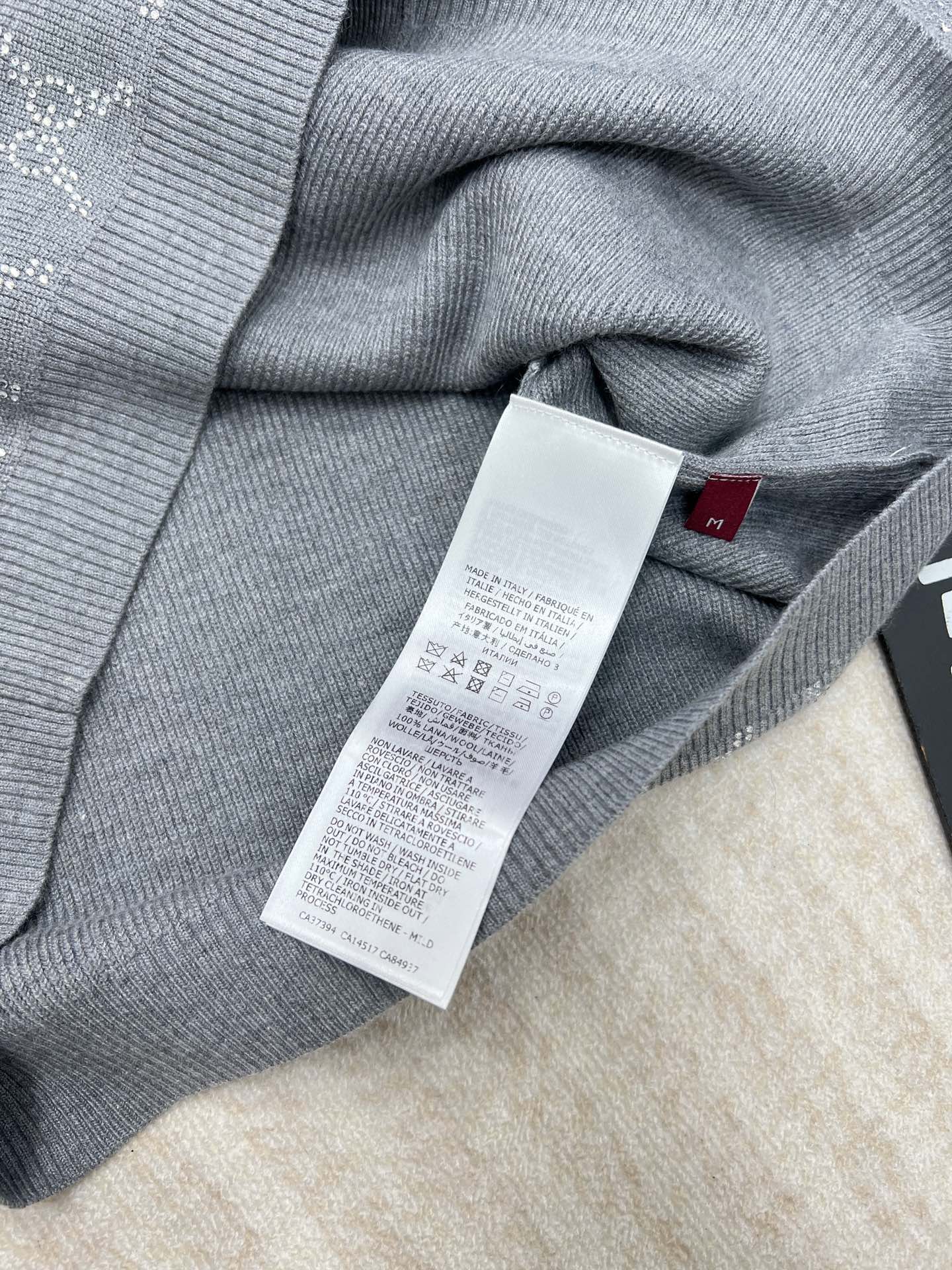 🆕GUCCI新品饰水晶羊毛开衫，灰色超精细羊毛提花面料，通身饰有烫钻互扣式双G图案，圆领领口 纽扣开合，