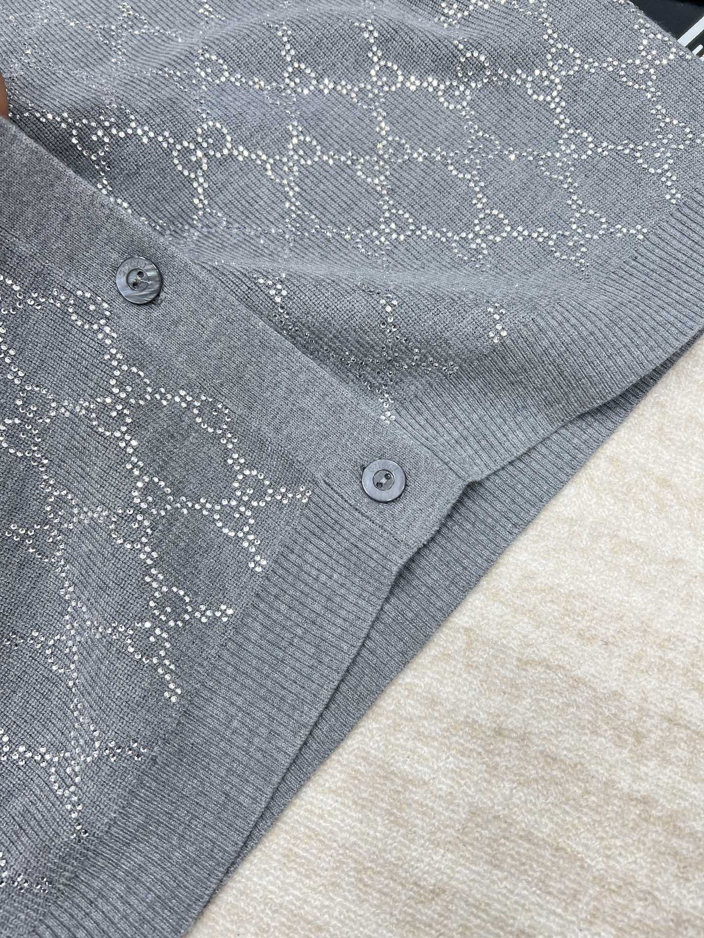 🆕GUCCI新品饰水晶羊毛开衫，灰色超精细羊毛提花面料，通身饰有烫钻互扣式双G图案，圆领领口 纽扣开合，