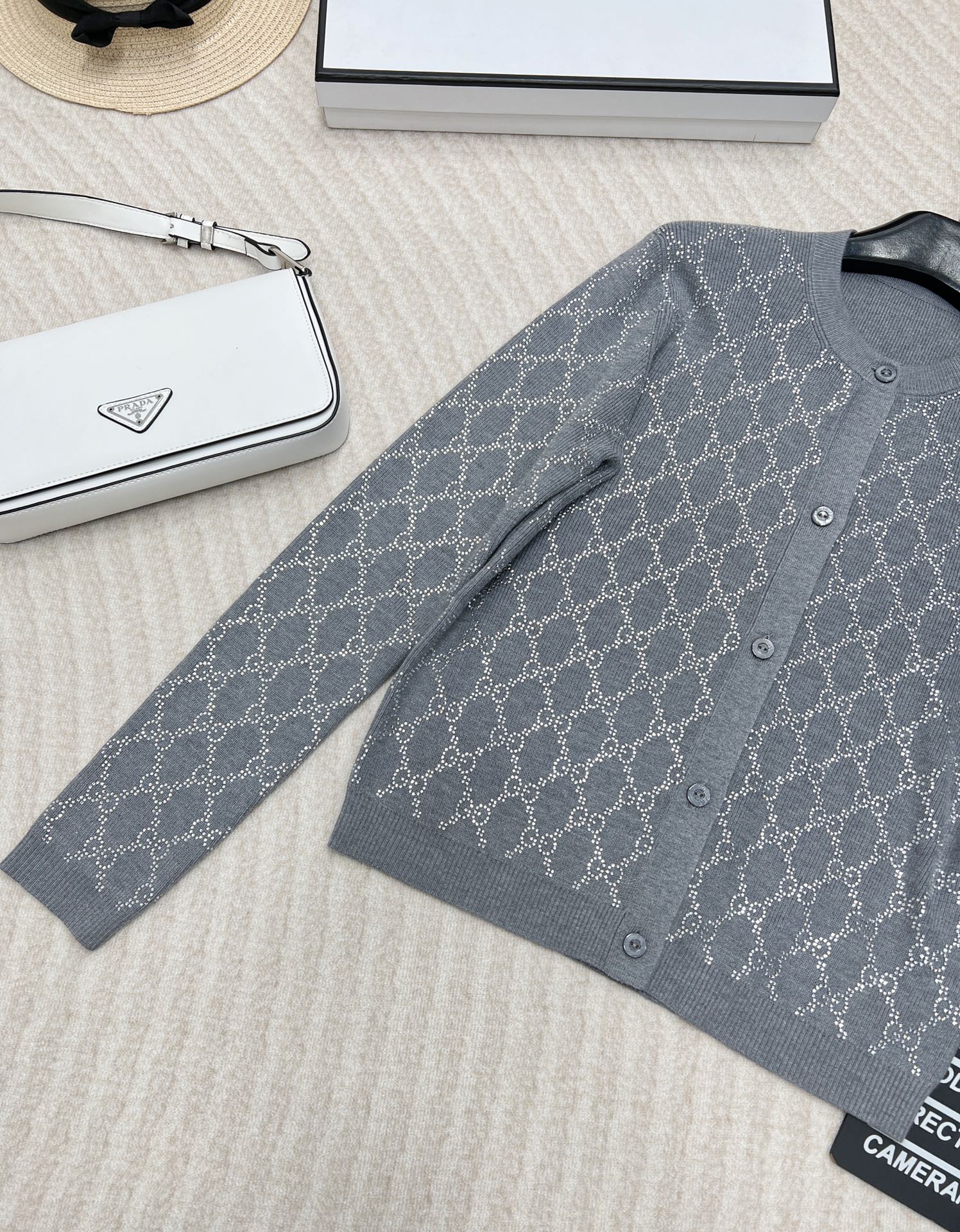 🆕GUCCI新品饰水晶羊毛开衫，灰色超精细羊毛提花面料，通身饰有烫钻互扣式双G图案，圆领领口 纽扣开合，