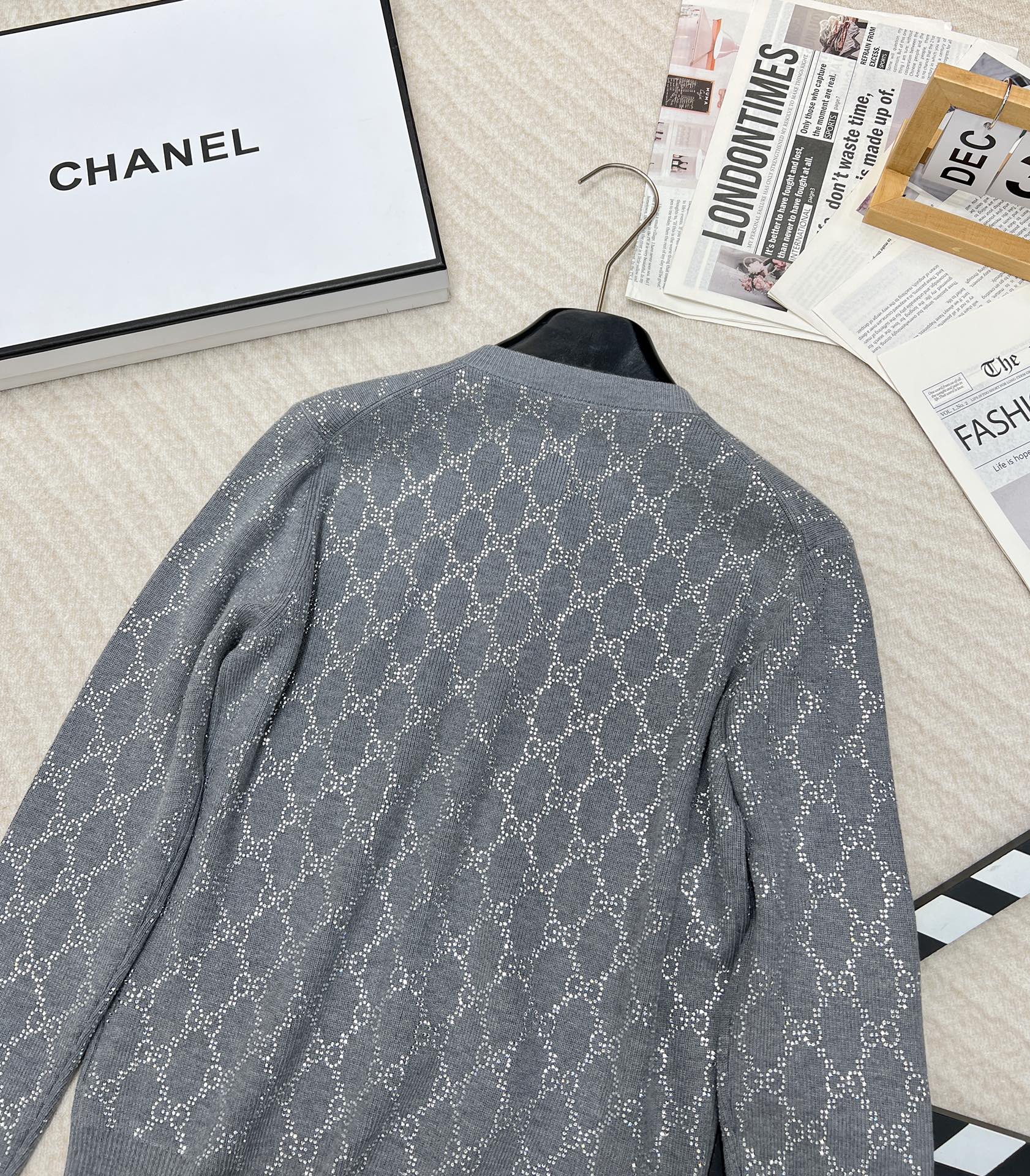 🆕GUCCI新品饰水晶羊毛开衫，灰色超精细羊毛提花面料，通身饰有烫钻互扣式双G图案，圆领领口 纽扣开合，