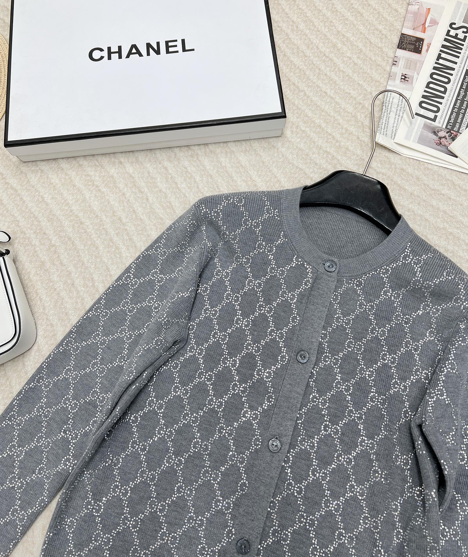 🆕GUCCI新品饰水晶羊毛开衫，灰色超精细羊毛提花面料，通身饰有烫钻互扣式双G图案，圆领领口 纽扣开合，