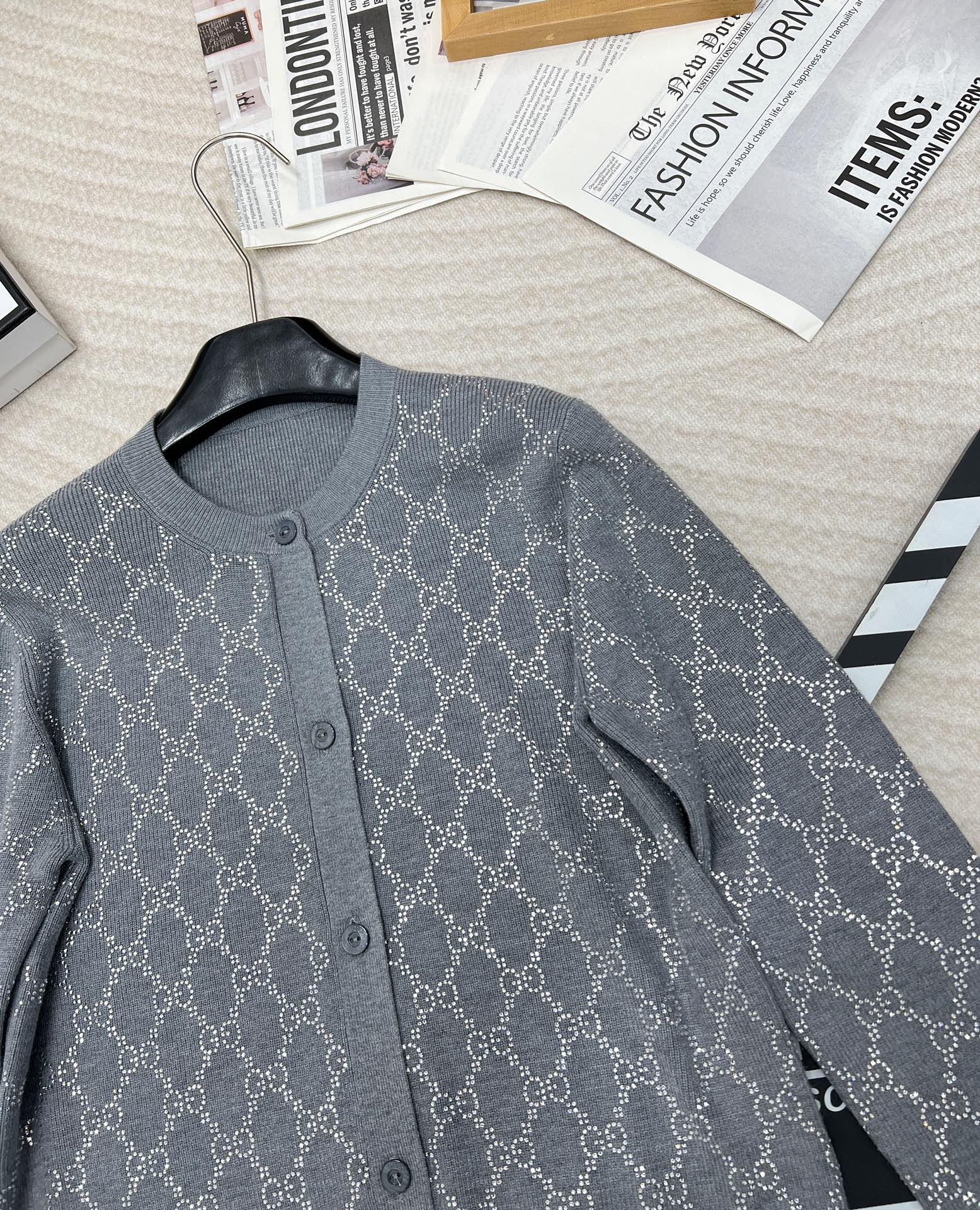 🆕GUCCI新品饰水晶羊毛开衫，灰色超精细羊毛提花面料，通身饰有烫钻互扣式双G图案，圆领领口 纽扣开合，