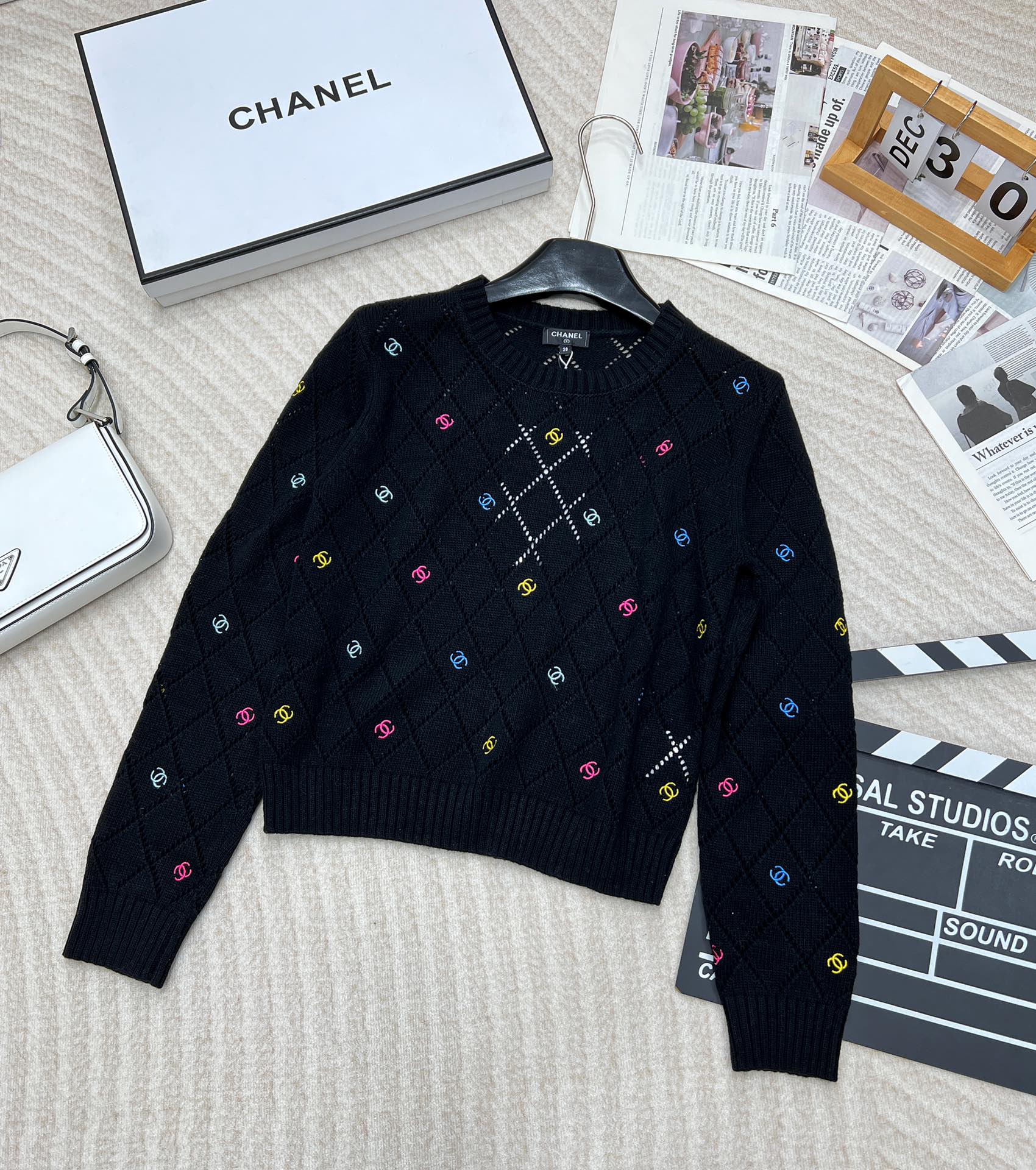 NO:497000,CHANEL hollow full-print little fragrance logo embroidery contrasting element design pullover sweater pink and white color matching, a must-have for cute little!  Lazy style soft and glutinous sweater, how can you lose it in autumn and winter~ You can easily control the temperament style with any style. H style. Lazy and casual style~ Medium temperament style. The upper body is warm and fashionable. It looks good at random. It is a must-have for age reduction!  Warm and fashionable sweater, lazy and comfortable, giving you a warm autumn and winter temperament. Chanel, the world, this year, is really amazing~ Xiaoxiangfeng Wannian classic series, absolutely worth buying. Size sml code X,,chanel,chanel,sweaters,alexander wang19860909CHANEL 镂空满印小香logo刺绣撞色元素设计套头毛衣 粉白配色,小可爱必备！慵懒风软糯毛衣,秋冬怎么少的了Ta~ 气质款随便搭配都轻松驾驭 H的型 慵懒随意风～中古气质风 上身保暖又时髦 随意搭配都好看 减龄必备！ 保暖又时髦的毛衣 慵懒舒适,给你暖暖的秋冬气质温柔 人间香奈儿 今年死磕奶杏色系 真的太绝了～ 小香风万年经典系列 绝对值得入手 尺码sml 编码X,,chanel,chanel,sweaters,alexander wang,Women's clothing