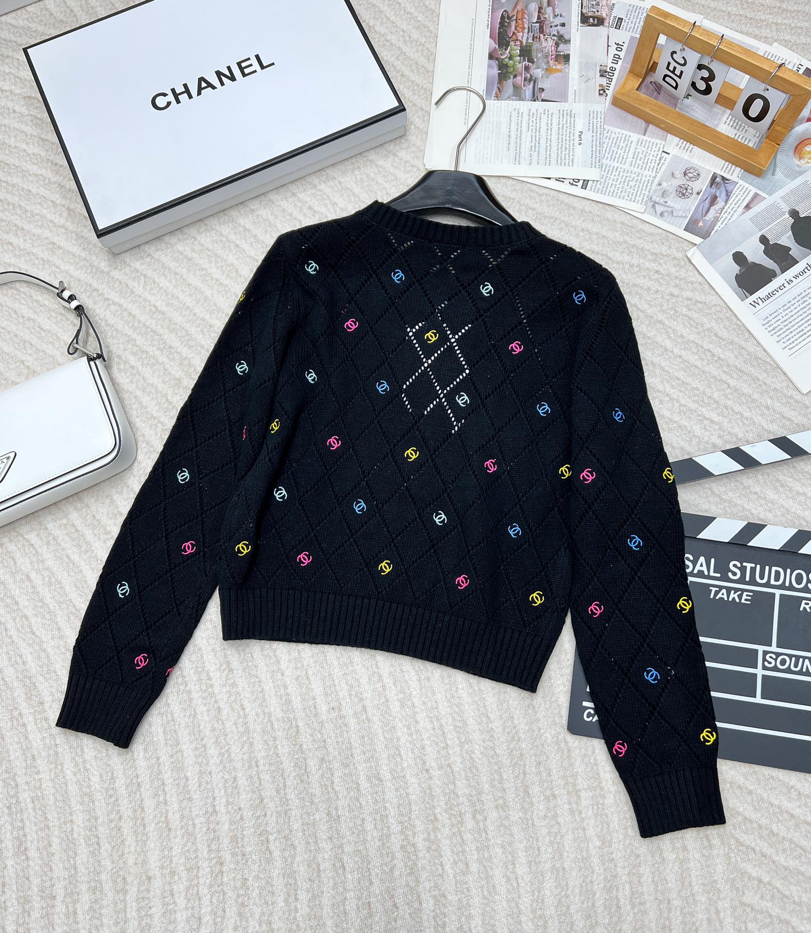🆕 CHANEL 镂空满印小香logo刺绣撞色元素设计套头毛衣粉白配色，小可爱必备！慵懒风软糯毛衣，秋冬
