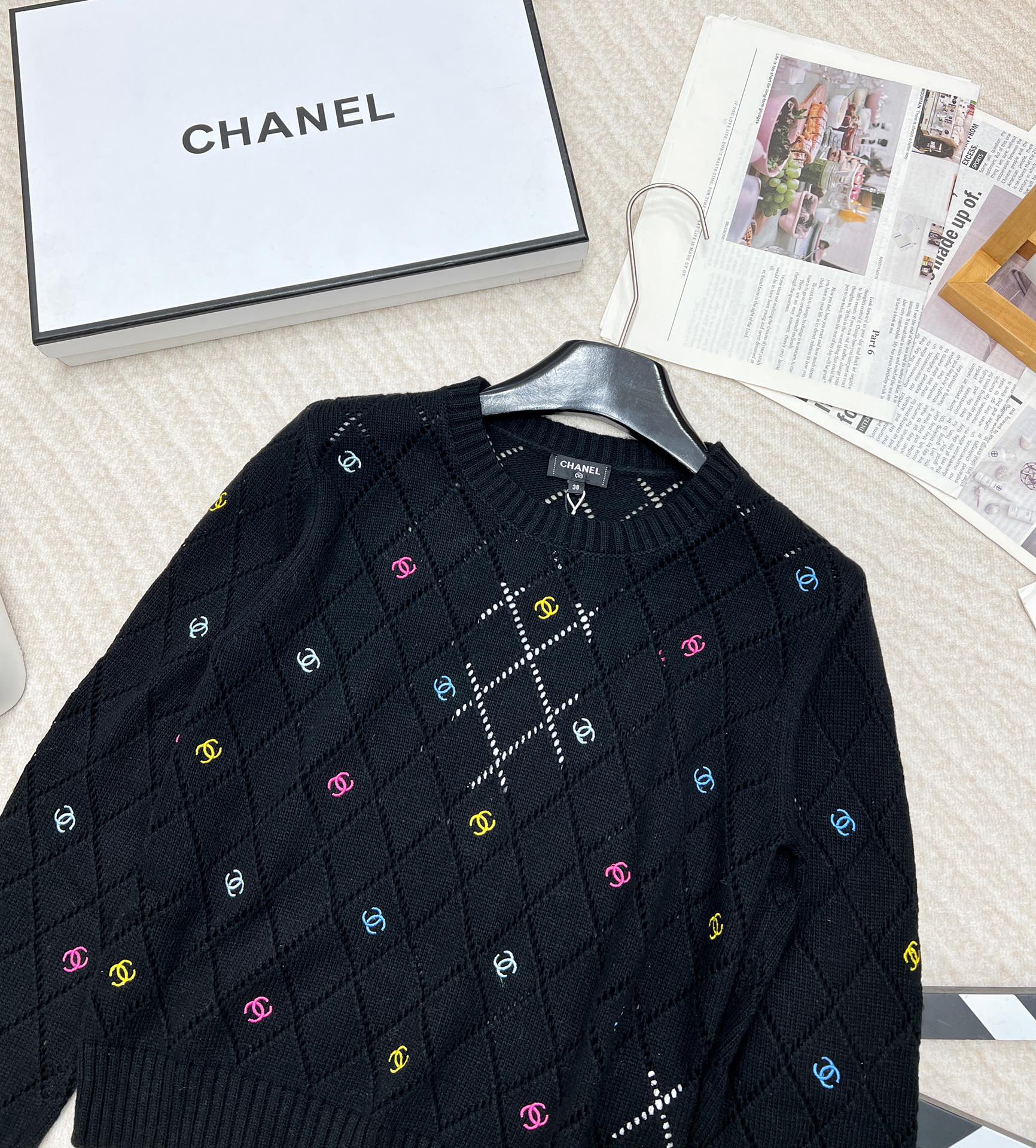 🆕 CHANEL 镂空满印小香logo刺绣撞色元素设计套头毛衣粉白配色，小可爱必备！慵懒风软糯毛衣，秋冬
