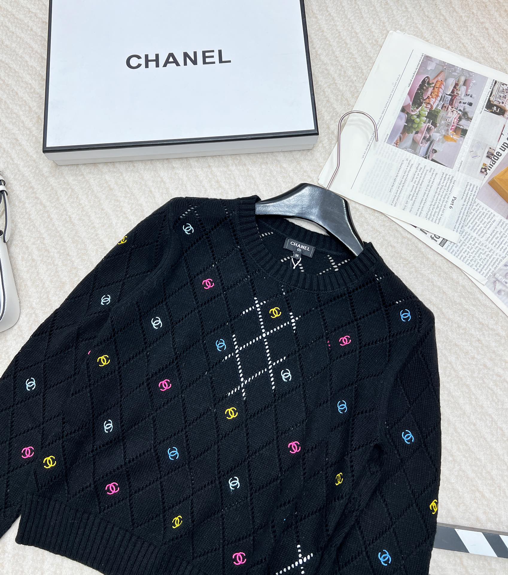 🆕 CHANEL 镂空满印小香logo刺绣撞色元素设计套头毛衣粉白配色，小可爱必备！慵懒风软糯毛衣，秋冬