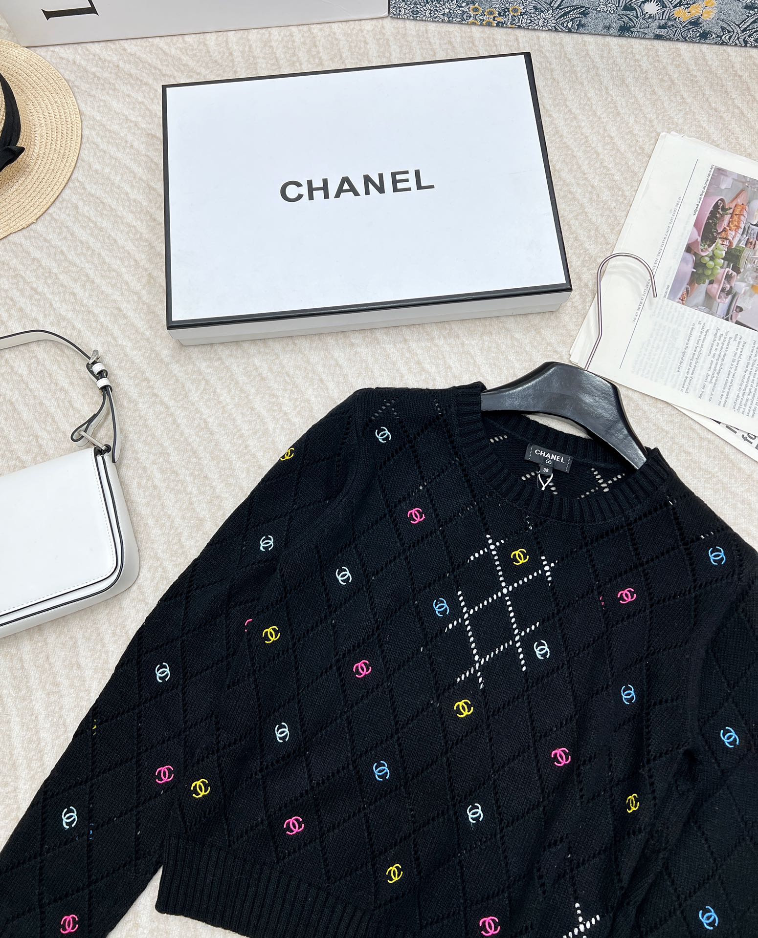 🆕 CHANEL 镂空满印小香logo刺绣撞色元素设计套头毛衣粉白配色，小可爱必备！慵懒风软糯毛衣，秋冬