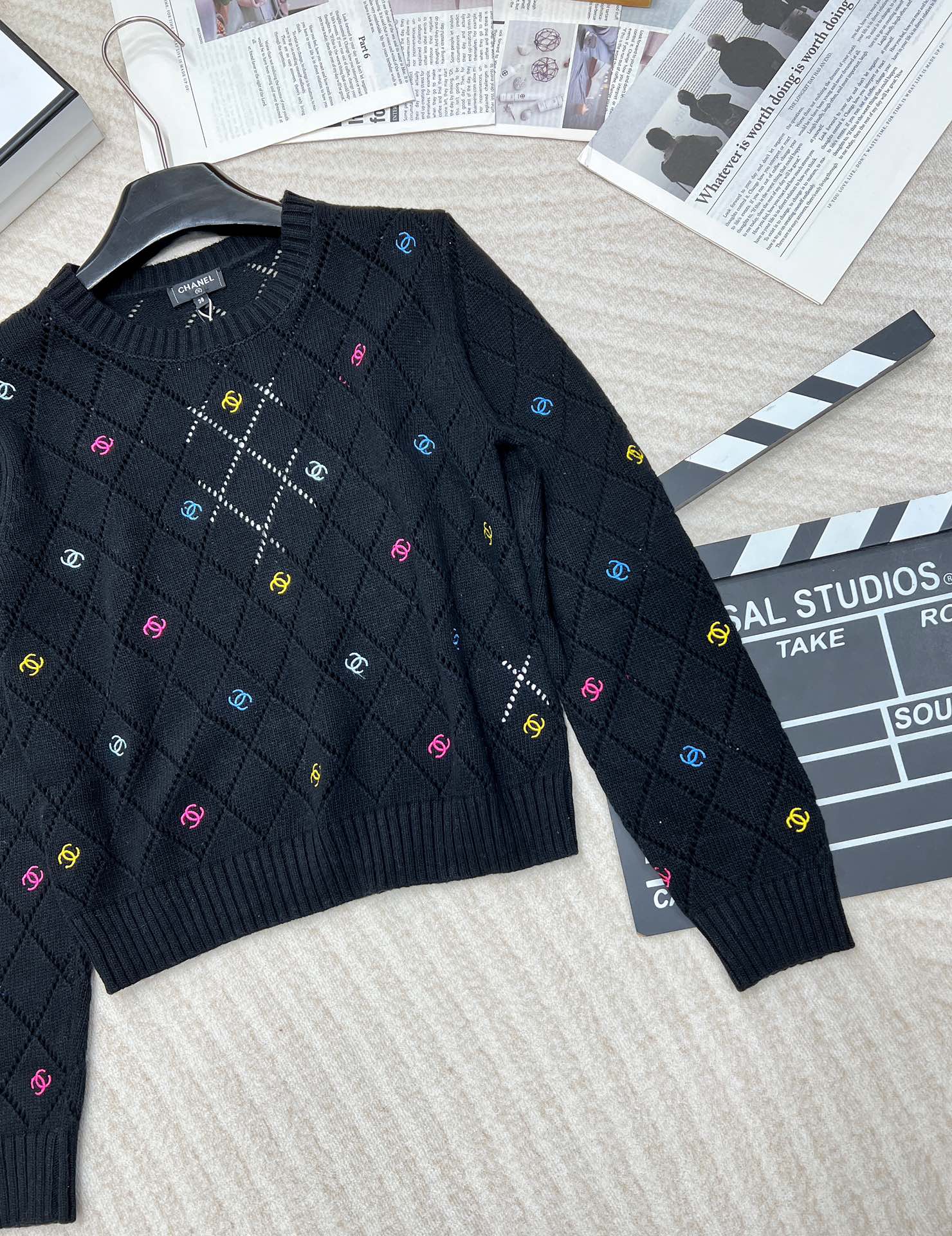 🆕 CHANEL 镂空满印小香logo刺绣撞色元素设计套头毛衣粉白配色，小可爱必备！慵懒风软糯毛衣，秋冬