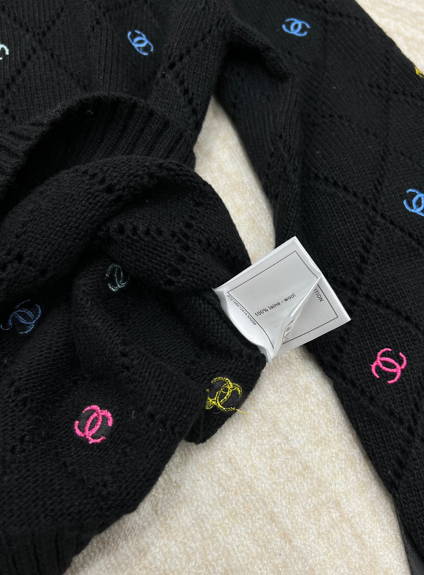 🆕 CHANEL 镂空满印小香logo刺绣撞色元素设计套头毛衣粉白配色，小可爱必备！慵懒风软糯毛衣，秋冬