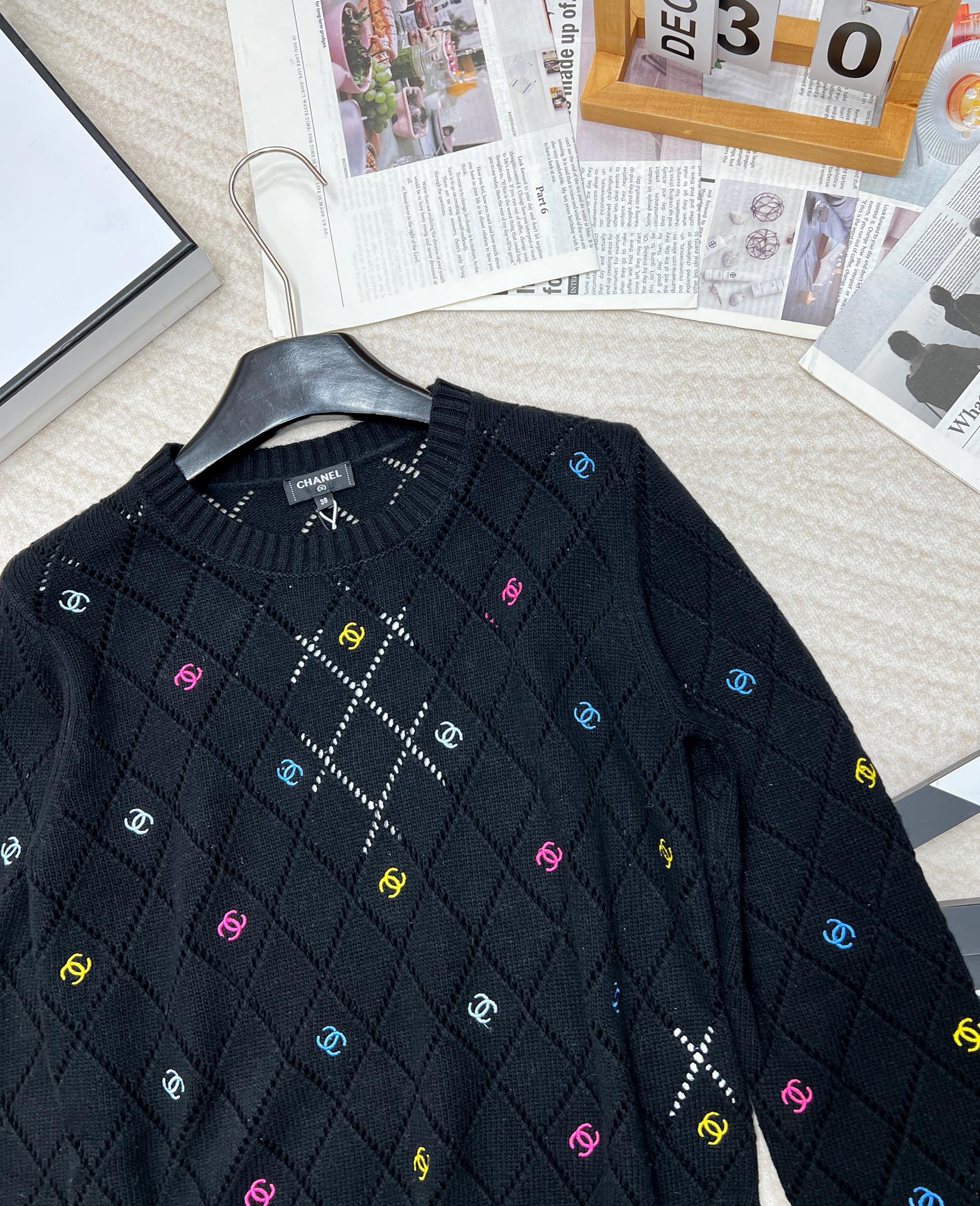 🆕 CHANEL 镂空满印小香logo刺绣撞色元素设计套头毛衣粉白配色，小可爱必备！慵懒风软糯毛衣，秋冬