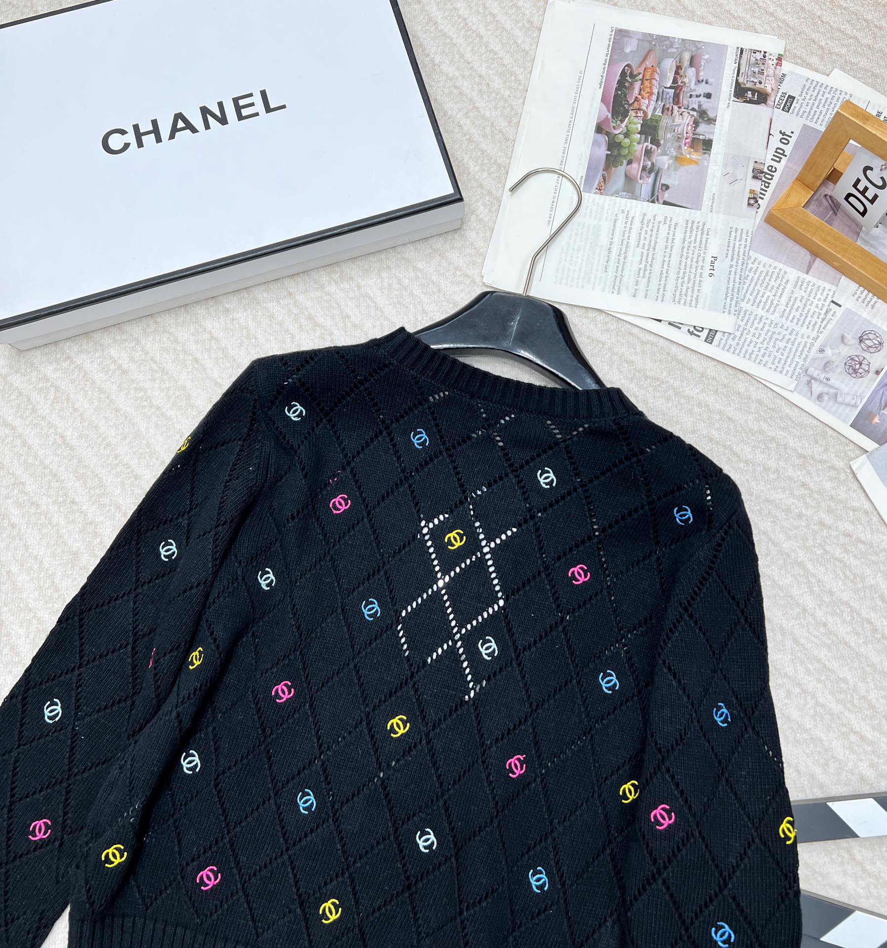 🆕 CHANEL 镂空满印小香logo刺绣撞色元素设计套头毛衣粉白配色，小可爱必备！慵懒风软糯毛衣，秋冬