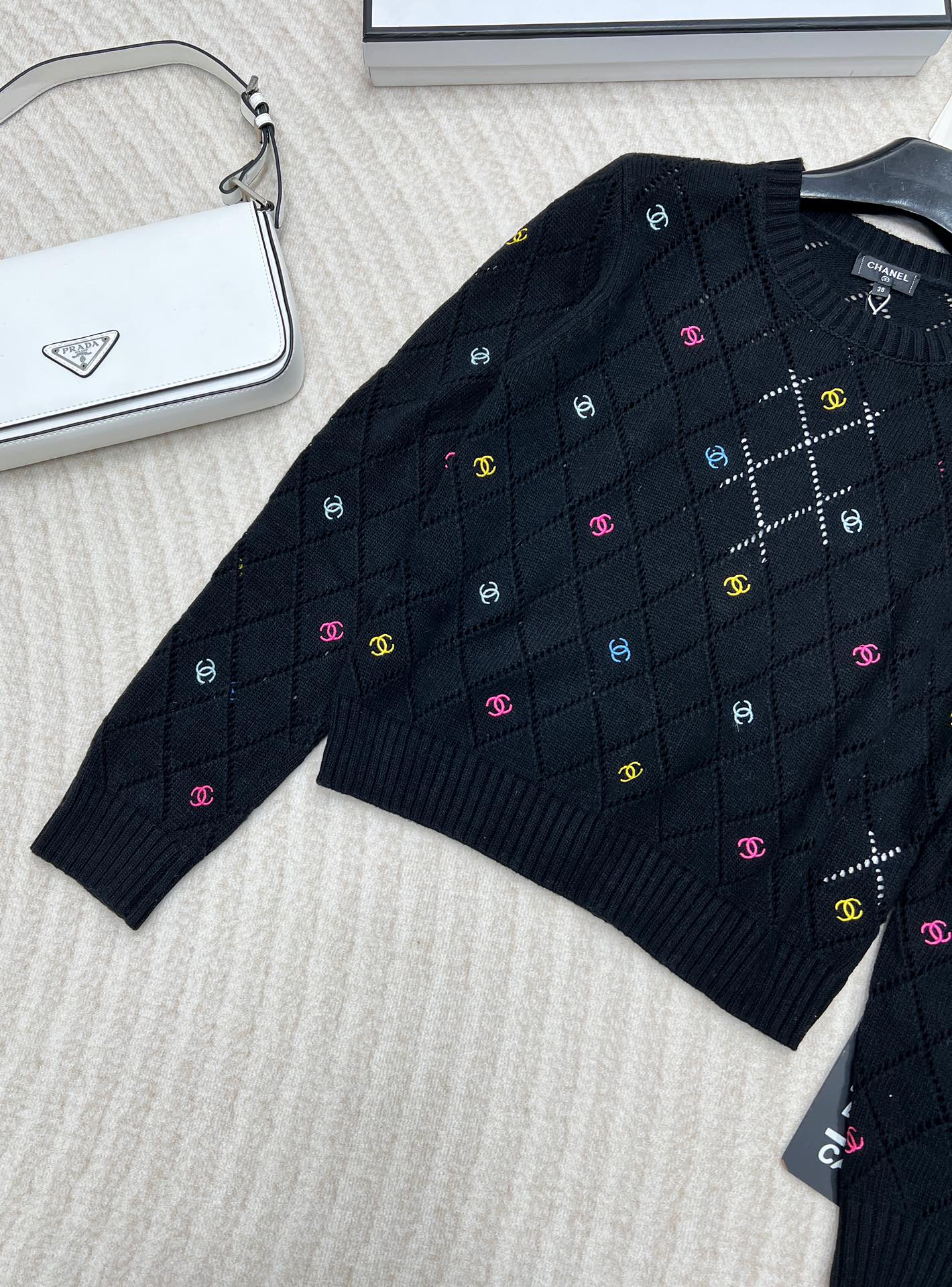 🆕 CHANEL 镂空满印小香logo刺绣撞色元素设计套头毛衣粉白配色，小可爱必备！慵懒风软糯毛衣，秋冬
