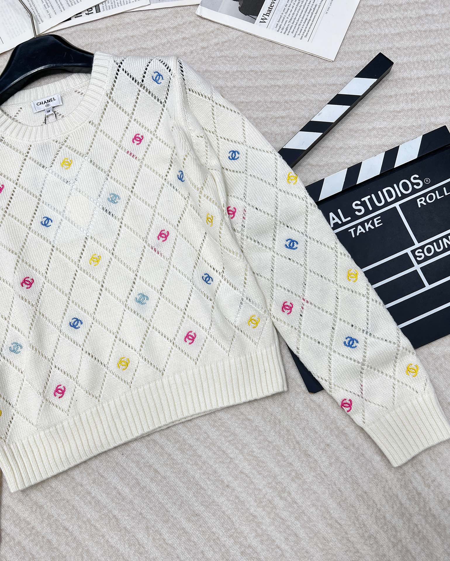 🆕 CHANEL 镂空满印小香logo刺绣撞色元素设计套头毛衣粉白配色，小可爱必备！慵懒风软糯毛衣，秋冬