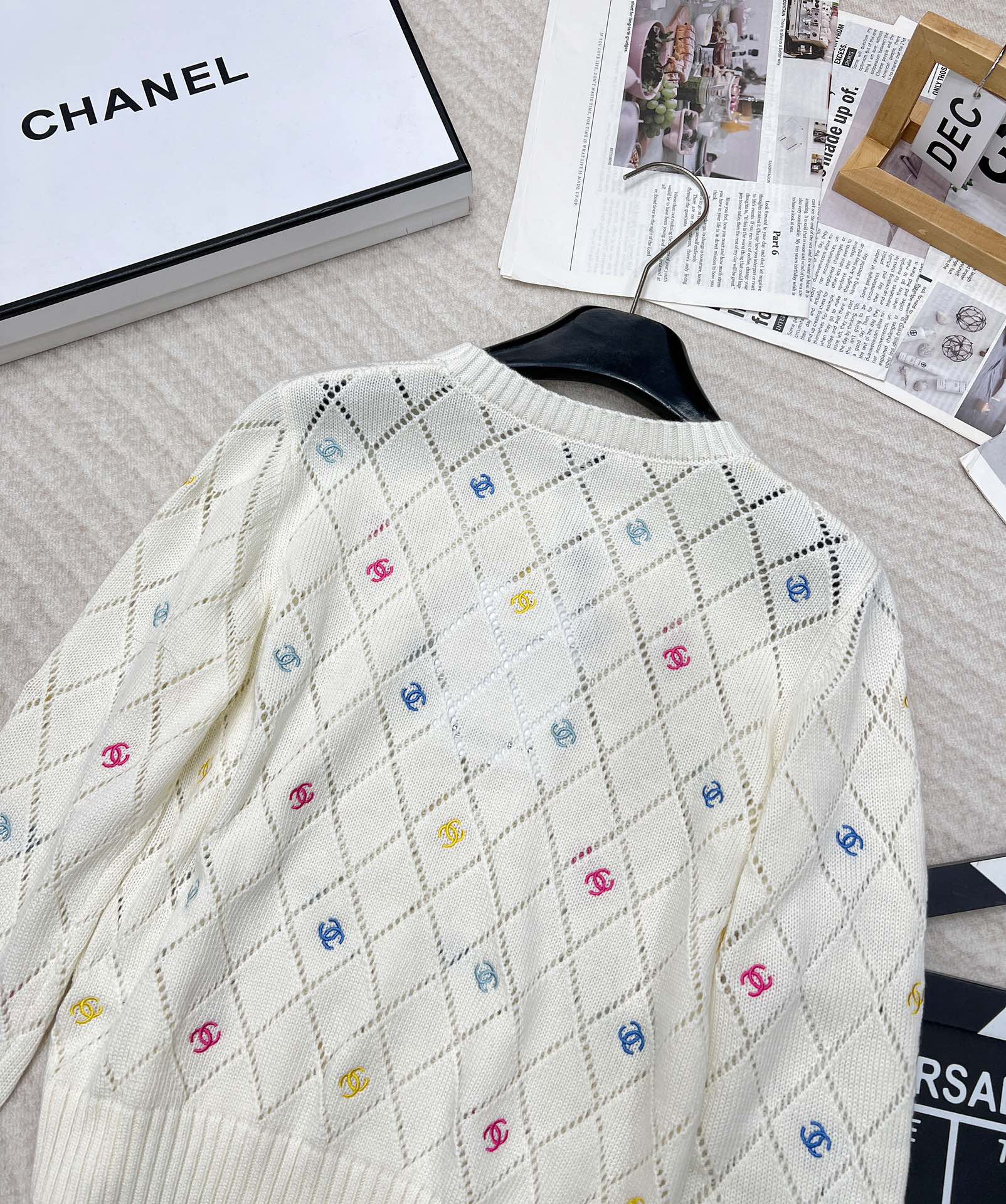 🆕 CHANEL 镂空满印小香logo刺绣撞色元素设计套头毛衣粉白配色，小可爱必备！慵懒风软糯毛衣，秋冬