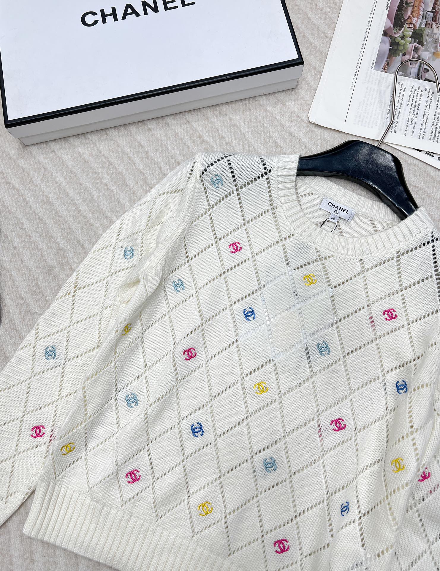 🆕 CHANEL 镂空满印小香logo刺绣撞色元素设计套头毛衣粉白配色，小可爱必备！慵懒风软糯毛衣，秋冬