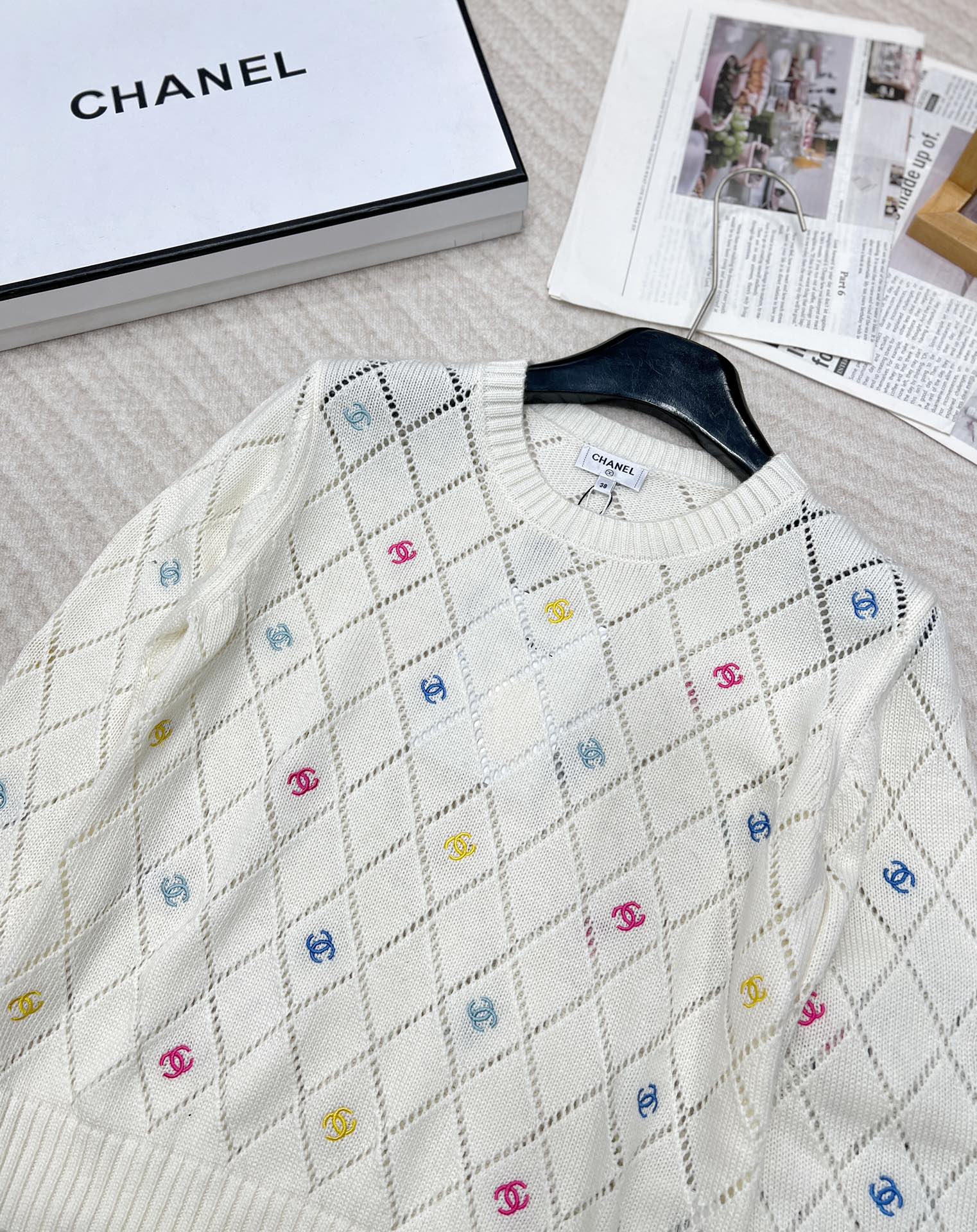 🆕 CHANEL 镂空满印小香logo刺绣撞色元素设计套头毛衣粉白配色，小可爱必备！慵懒风软糯毛衣，秋冬