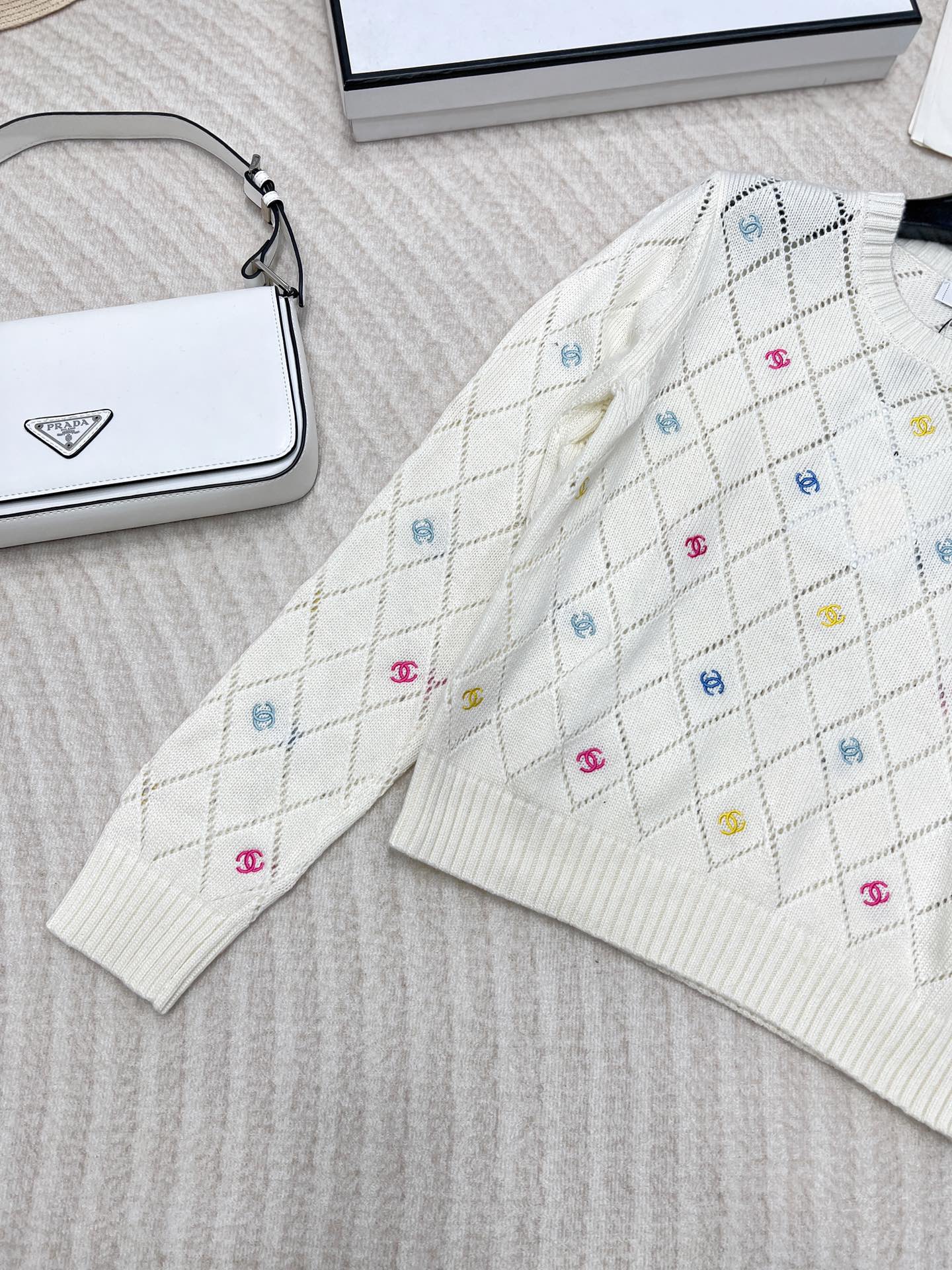 🆕 CHANEL 镂空满印小香logo刺绣撞色元素设计套头毛衣粉白配色，小可爱必备！慵懒风软糯毛衣，秋冬