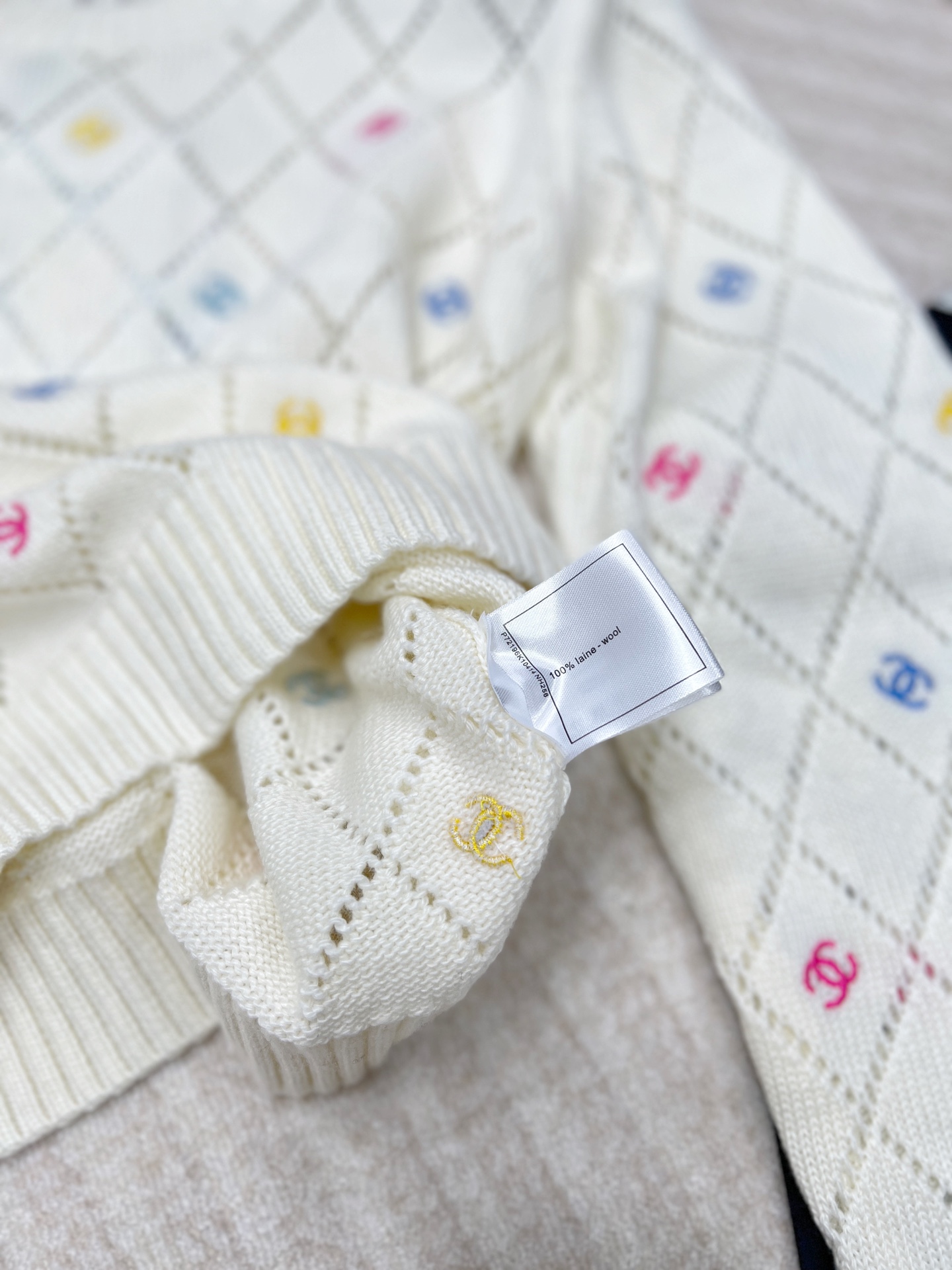 🆕 CHANEL 镂空满印小香logo刺绣撞色元素设计套头毛衣粉白配色，小可爱必备！慵懒风软糯毛衣，秋冬