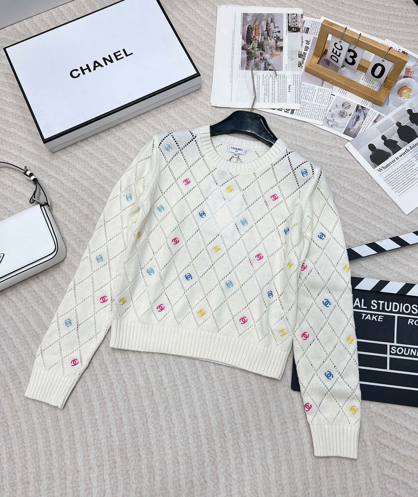 NO:497006,CHANEL hollow full-print little fragrance logo embroidery contrasting element design pullover sweater pink and white color matching, a must-have for cute little!  Lazy style soft and glutinous sweater, how can you lose it in autumn and winter~ You can easily control the temperament style with any style. H style. Lazy and casual style~ Medium temperament style. The upper body is warm and fashionable. It looks good at random. It is a must-have for age reduction!  Warm and fashionable sweater, lazy and comfortable, giving you a warm autumn and winter temperament. Chanel, the world, this year, is really amazing~ Xiaoxiangfeng Wannian classic series, absolutely worth buying. Size sml code X1, chanel, chanel, sweaters, alexander wang19860909CHANEL 镂空满印小香logo刺绣撞色元素设计套头毛衣 粉白配色,小可爱必备！慵懒风软糯毛衣,秋冬怎么少的了Ta~ 气质款随便搭配都轻松驾驭 H的型 慵懒随意风～中古气质风 上身保暖又时髦 随意搭配都好看 减龄必备！ 保暖又时髦的毛衣 慵懒舒适,给你暖暖的秋冬气质温柔 人间香奈儿 今年死磕奶杏色系 真的太绝了～ 小香风万年经典系列 绝对值得入手 尺码sml 编码X1,,chanel,chanel,sweaters,alexander wang,Women's clothing