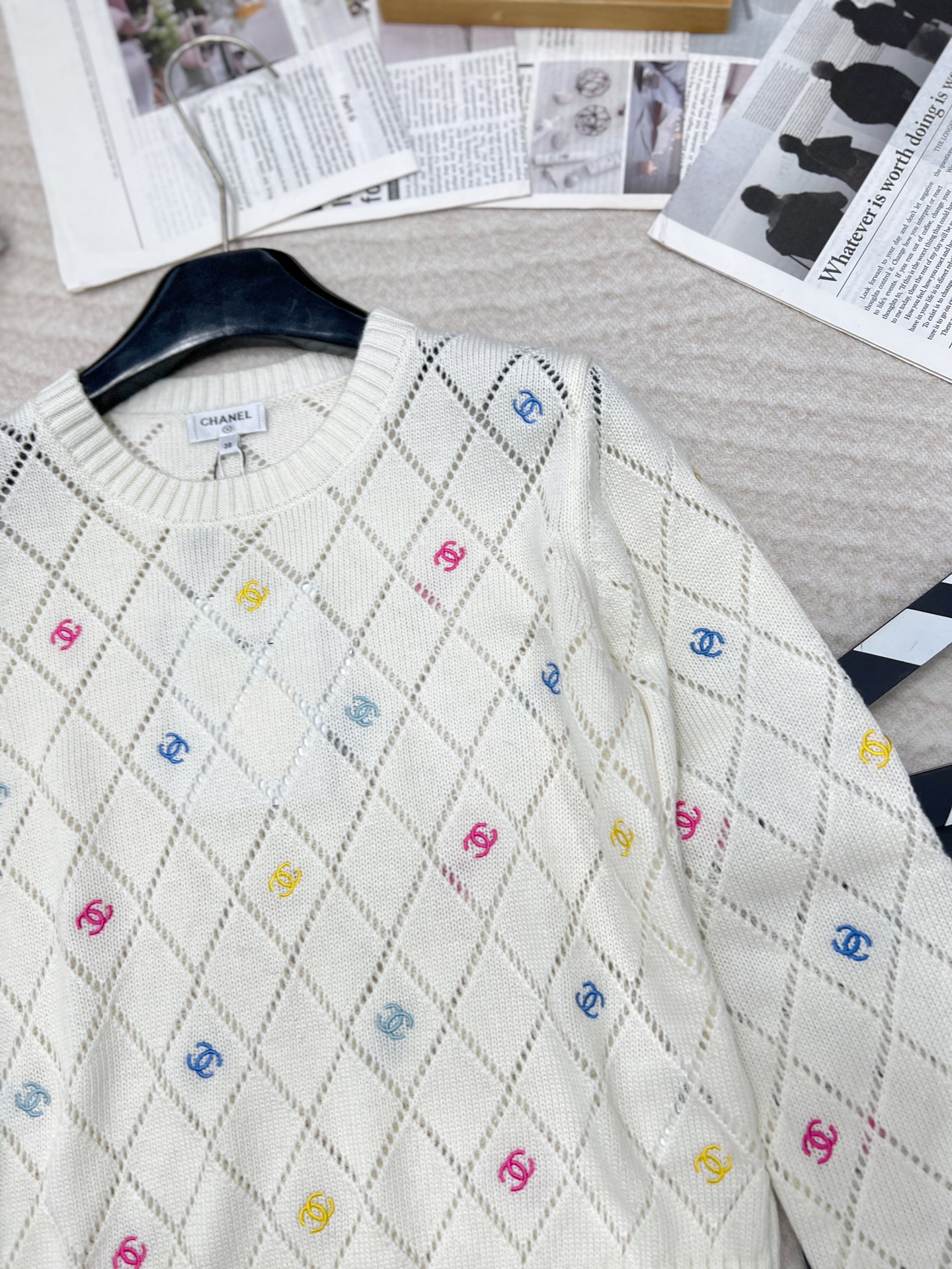 🆕 CHANEL 镂空满印小香logo刺绣撞色元素设计套头毛衣粉白配色，小可爱必备！慵懒风软糯毛衣，秋冬