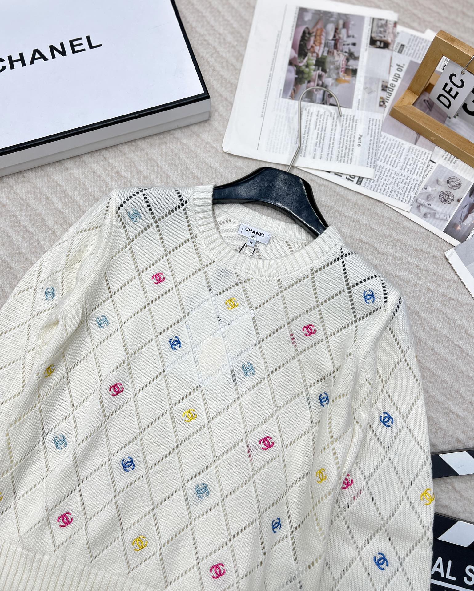 🆕 CHANEL 镂空满印小香logo刺绣撞色元素设计套头毛衣粉白配色，小可爱必备！慵懒风软糯毛衣，秋冬