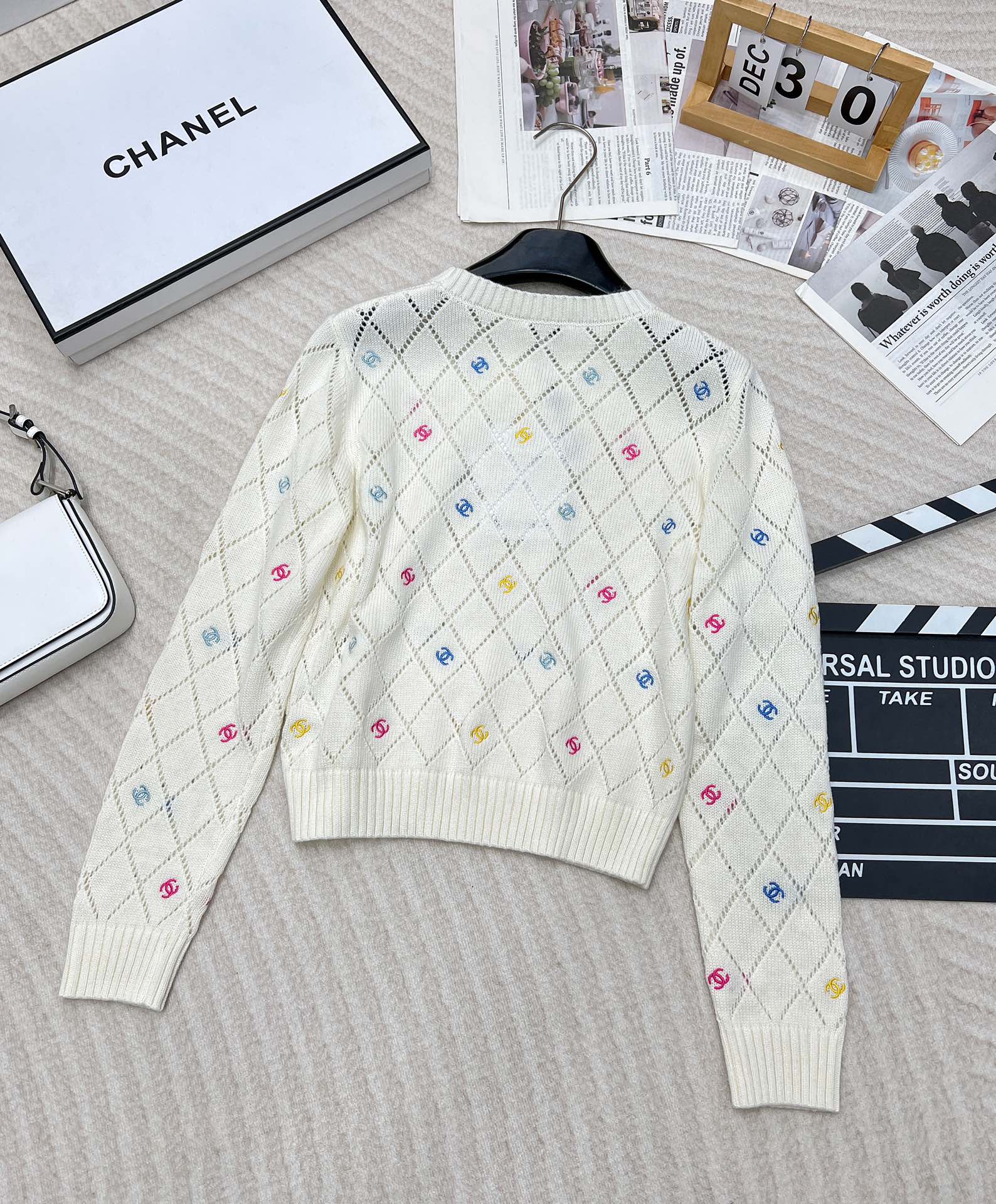 🆕 CHANEL 镂空满印小香logo刺绣撞色元素设计套头毛衣粉白配色，小可爱必备！慵懒风软糯毛衣，秋冬