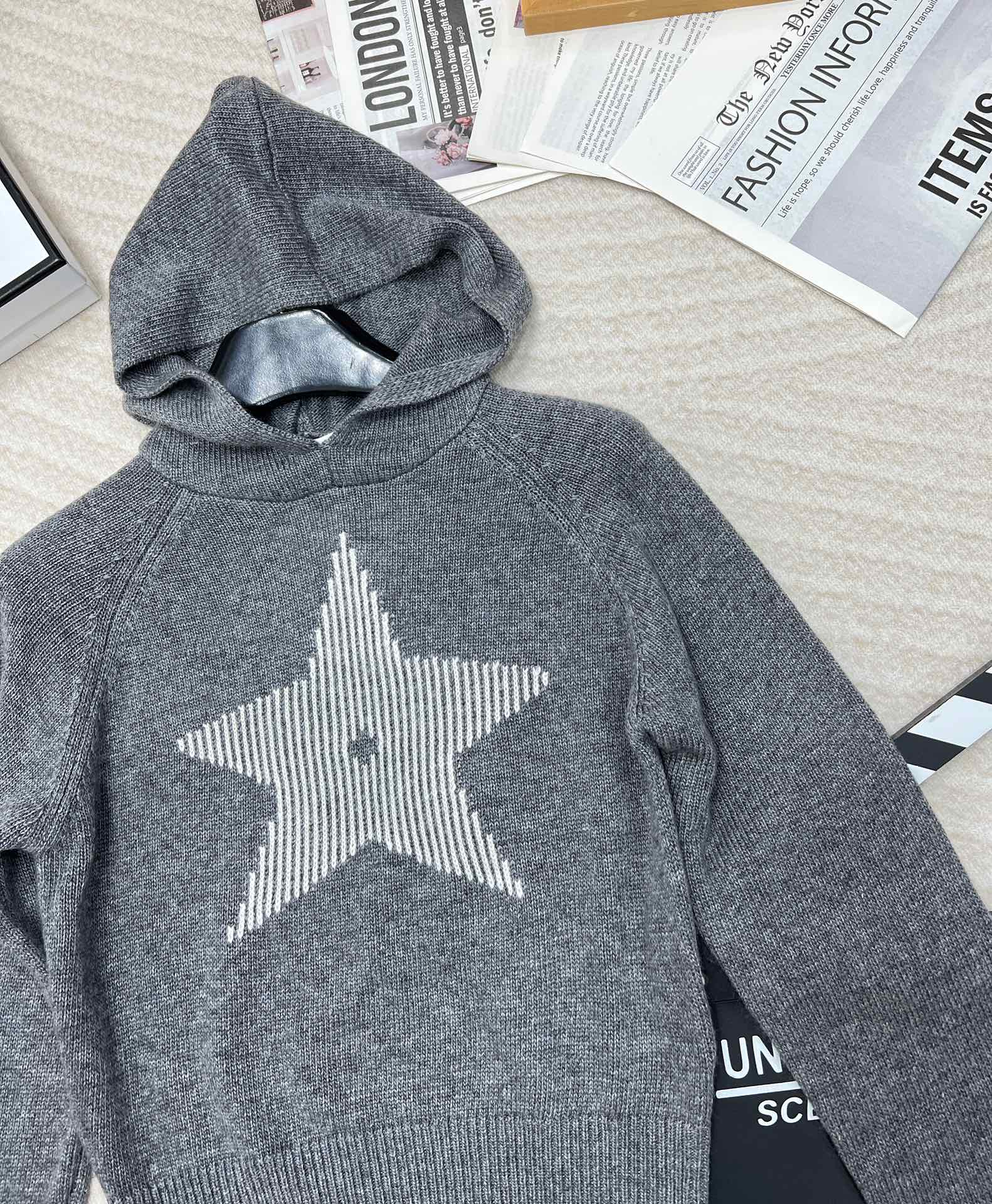 🆕Dior2024新款滑雪星星针织连帽上衣，定制YB全羊毛纱线织造 质感舒适 保暖亲肤 宽松连帽卫衣版型