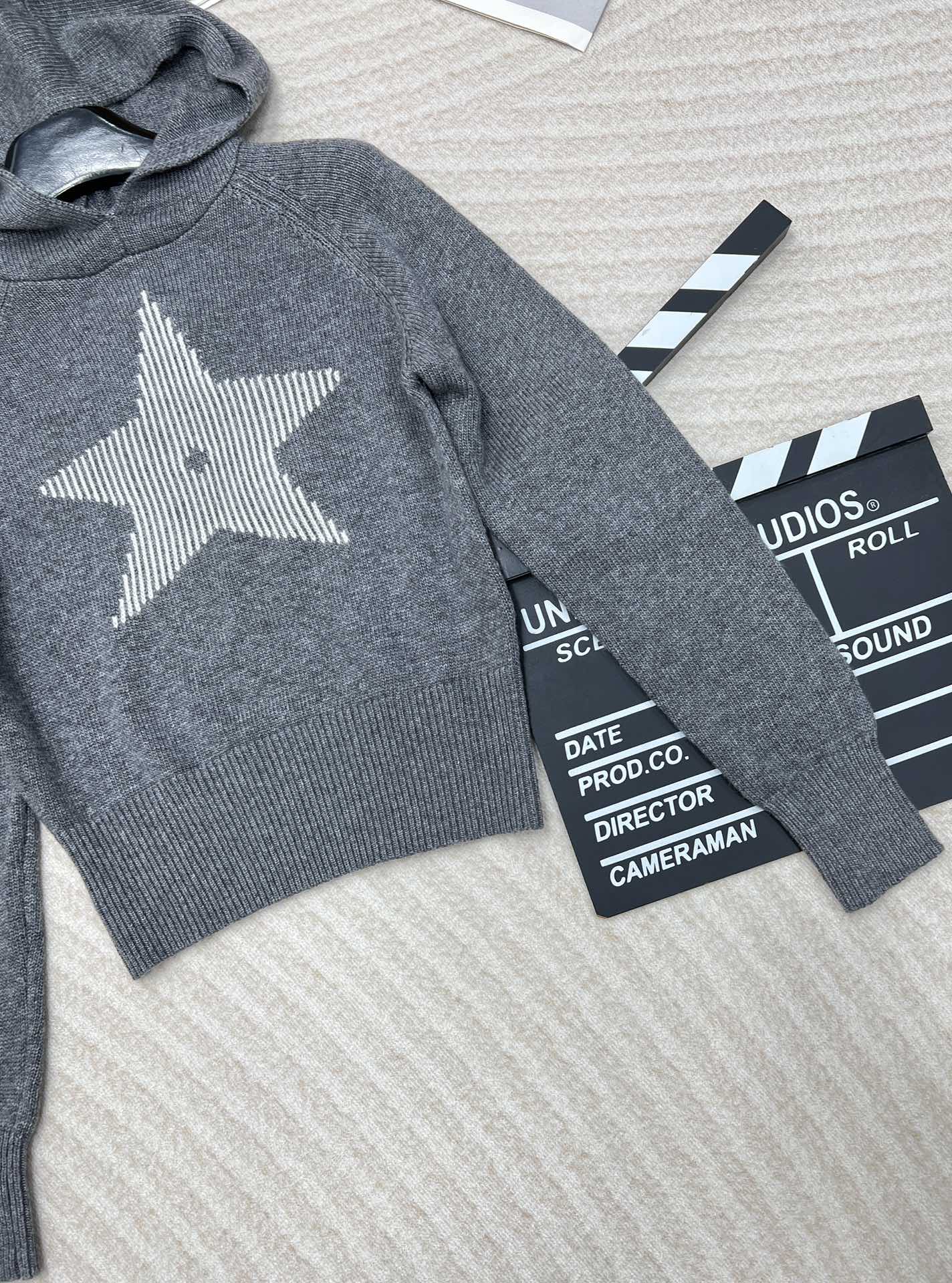 🆕Dior2024新款滑雪星星针织连帽上衣，定制YB全羊毛纱线织造 质感舒适 保暖亲肤 宽松连帽卫衣版型