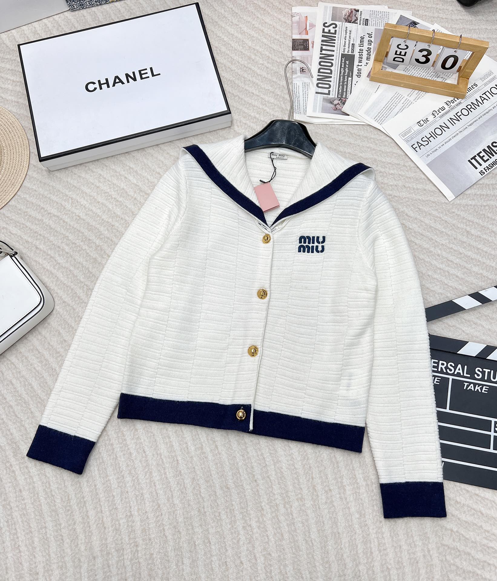 NO:325784,MiumiuFW autumn and winter new Navy large lapel cardigan sweater super hot classic series is coming to the lazy autumn style. The drooping knitted sweater continues the navy style series launches contrasting colors and transition seasons to look good~ It is made of wool blended 3-pin single-sided and inter-color woven. The texture is soft, the fabric is friendly and warm, close to the body, comfortable and breathable, and the smooth and delicate style that has never been seen before. After comparison, every place is precisely measured!  Customized golden five-corner buckles with middle breasts, elegant and beautiful!  Navy style lapel design is full of vitality and vitality, gentle, elegant and age-reducing girlish feeling!  Large-scale goods are available~ Size sml, miumiu, sweaters, alexander wang19860909miumiuFW秋冬新品海军大翻领开衫毛衣超级火爆经典系列来袭秋日慵懒风,垂感十足的针织毛衣延续海军风系列推出撞色搭配过渡季穿妥妥的好看～采用羊毛混纺3针单边和间色织造,质地柔软,面料亲和温润,贴身不扎,亲肤舒适又透气,从未有过的柔滑细腻感版型经过对此对比,每一处精密测量！中间排扣定制金色五角扣,雅致美观！海军风大翻领设计,充满活力与朝气,温柔优雅减龄少女感十足！大货出～ 尺码sml 编,,miumiu,sweaters,alexander wang,Women's clothing