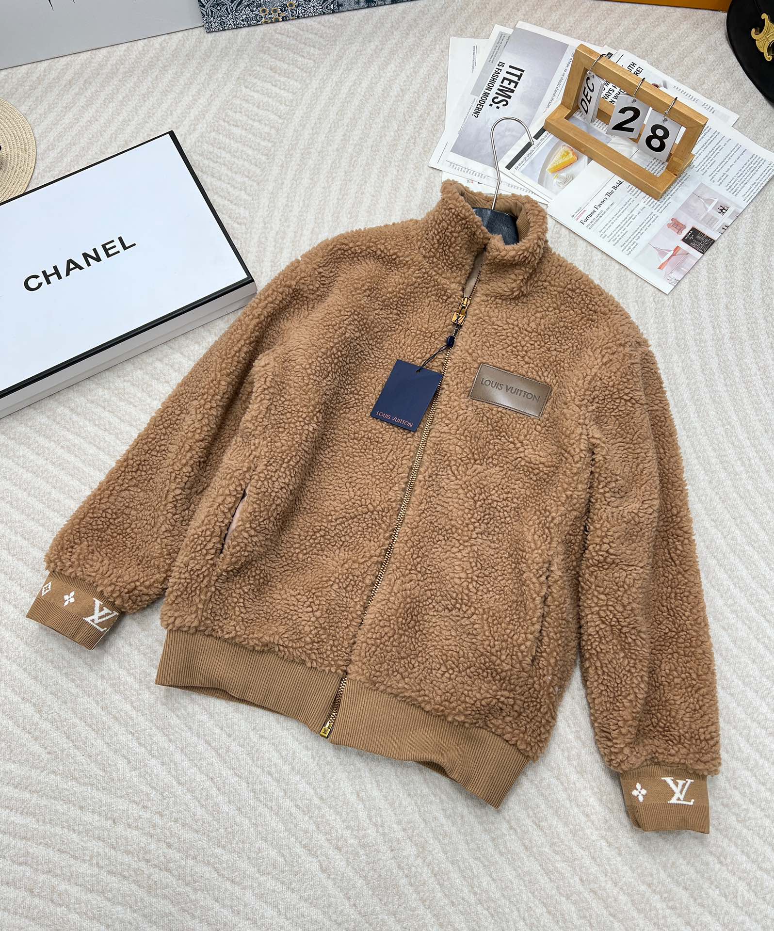 NO:500292,Louis Vuitto*24Fw autumn and winter new style, threaded stand-alone collar pellet fleece jacket | Exclusive yb development!  High-end production!  Red Book’s super hot fur coat, retro brown color, excellent eye-catching, custom logo leather brand decoration on the chest, customized contrasting logo thread design, loose and slimming, high-micro Gaoke’s lamb velvet grain texture, super moisturizing and age-reducing, windproof and warmer, strongly recommended to keep your own style!  Large-scale products for men and women ~ Size sml code, louis vuitton, jackets & coats, alexander wang19860909Louis Vuitto*24Fw秋冬新款 螺纹立领颗粒绒外套丨独家yb开发！高版出品！红书超级超级火爆的毛毛外套 复古咖色颜色 吸睛感超赞 胸前定制的logo皮牌装饰 定制撞色logo螺纹设计 版型宽松显瘦 高密高克的羊羔绒颗粒质感 上身超超保湿又减龄 防风保暖更加温暖 强烈推荐自留款！男女同款大货出～ 尺码sml 编码,,louis vuitton,jackets & coats,alexander wang,Women's clothing