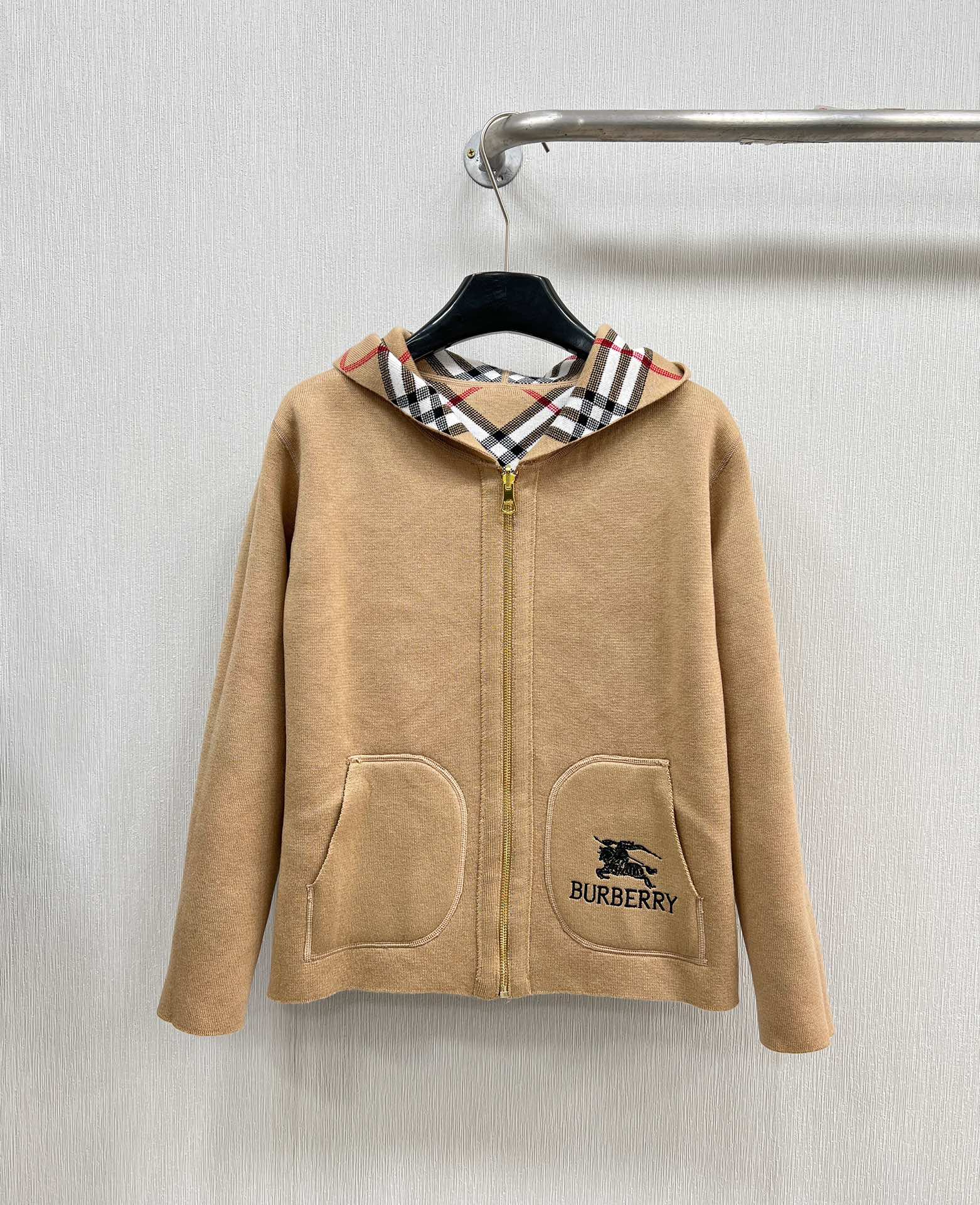 BURBERRY24SS秋冬新品两面穿格纹飞行开衫选用羊毛羊绒混纺面料打造饰有嵌花针织工艺打造的格纹双面