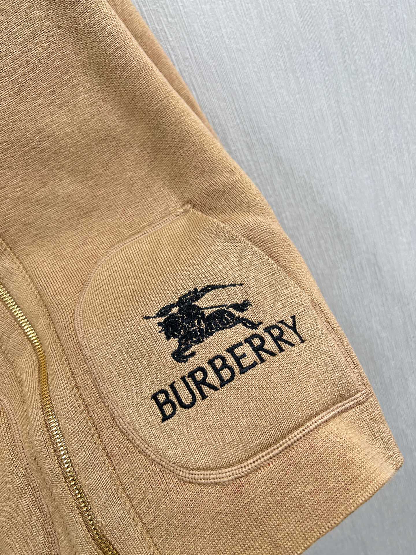 BURBERRY24SS秋冬新品两面穿格纹飞行开衫选用羊毛羊绒混纺面料打造饰有嵌花针织工艺打造的格纹双面