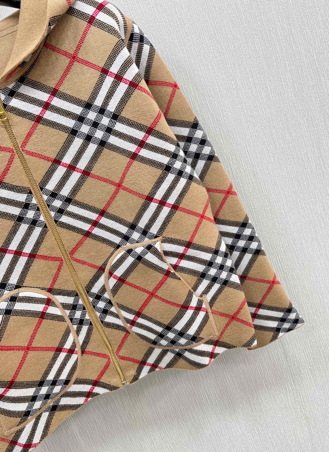 BURBERRY24SS秋冬新品两面穿格纹飞行开衫选用羊毛羊绒混纺面料打造饰有嵌花针织工艺打造的格纹双面