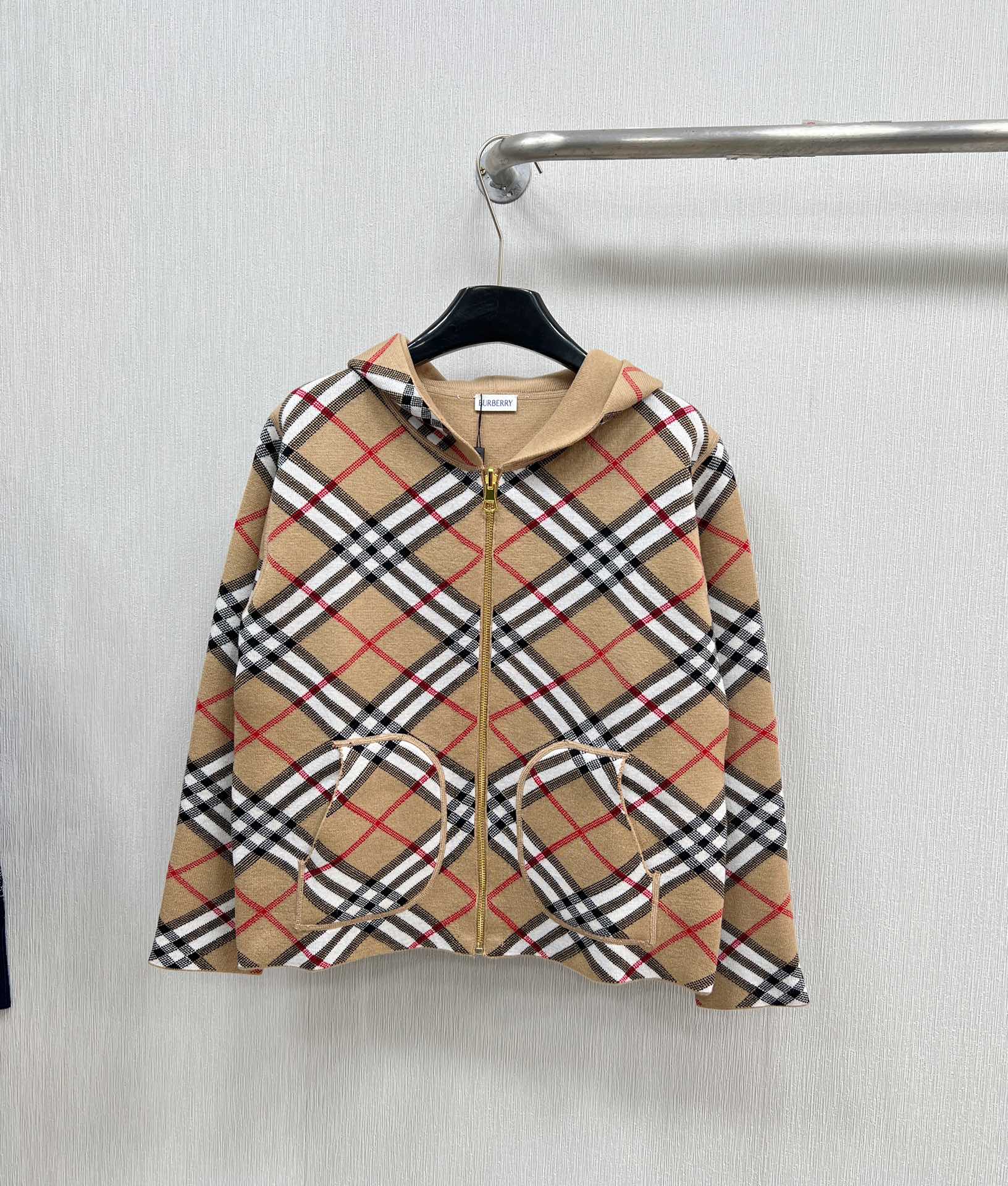 BURBERRY24SS秋冬新品两面穿格纹飞行开衫选用羊毛羊绒混纺面料打造饰有嵌花针织工艺打造的格纹双面