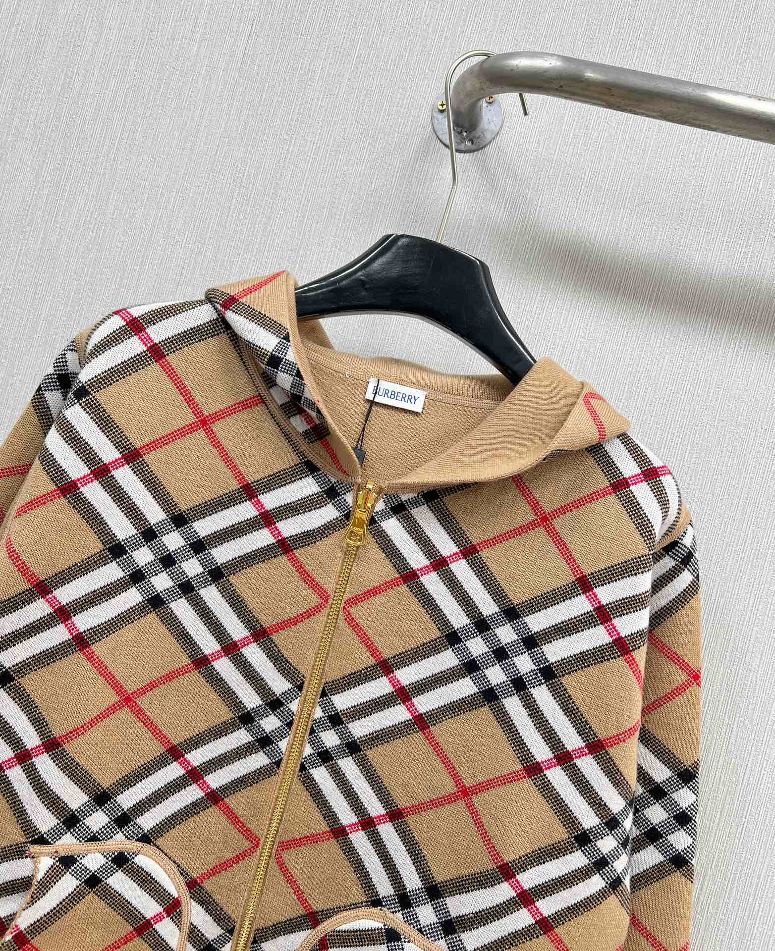 BURBERRY24SS秋冬新品两面穿格纹飞行开衫选用羊毛羊绒混纺面料打造饰有嵌花针织工艺打造的格纹双面