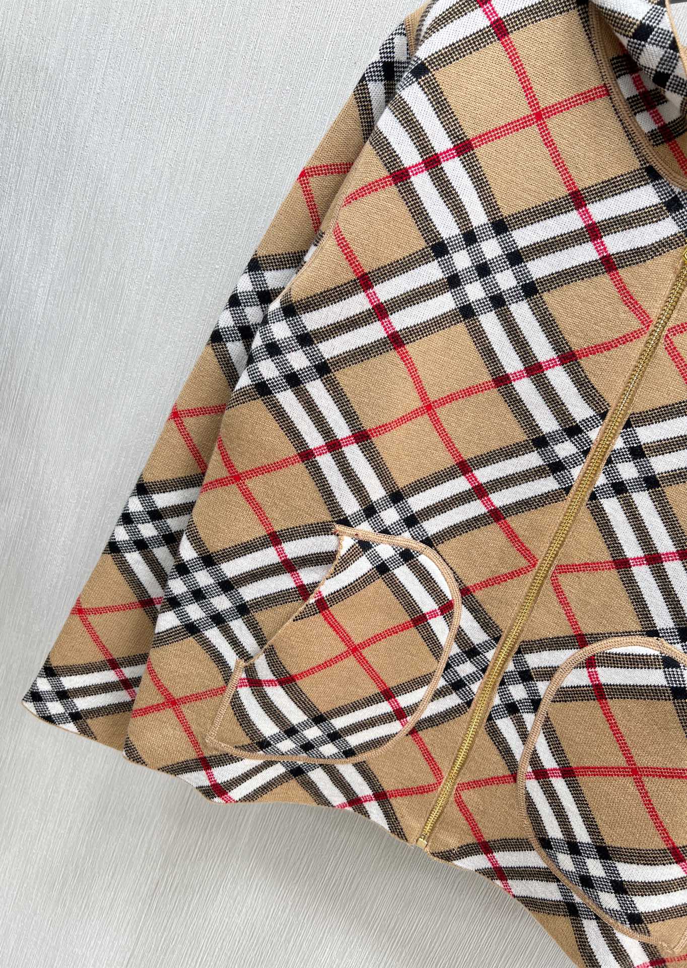 BURBERRY24SS秋冬新品两面穿格纹飞行开衫选用羊毛羊绒混纺面料打造饰有嵌花针织工艺打造的格纹双面