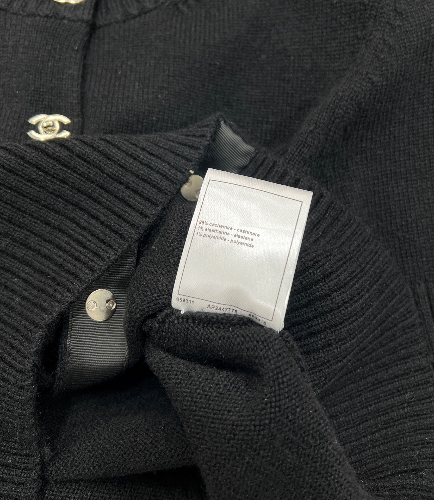 🆕 CHANEL 简约纯色羊绒开衫极简主义真的绝了，定制双C书包纽扣，看似简单上身却很气质！经典就是时尚