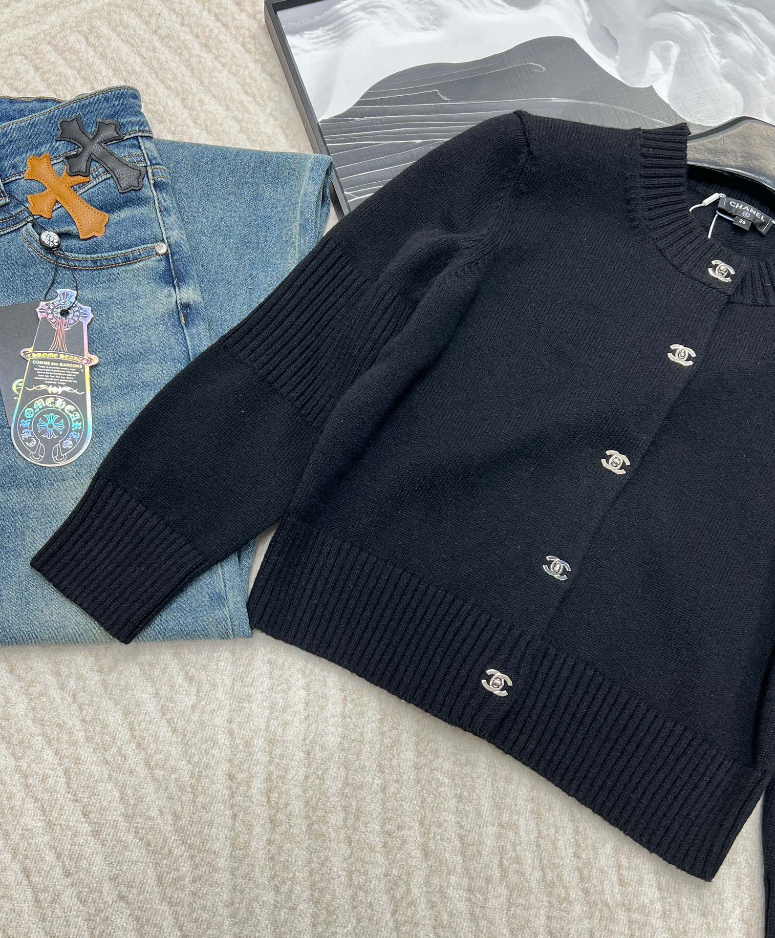 🆕 CHANEL 简约纯色羊绒开衫极简主义真的绝了，定制双C书包纽扣，看似简单上身却很气质！经典就是时尚