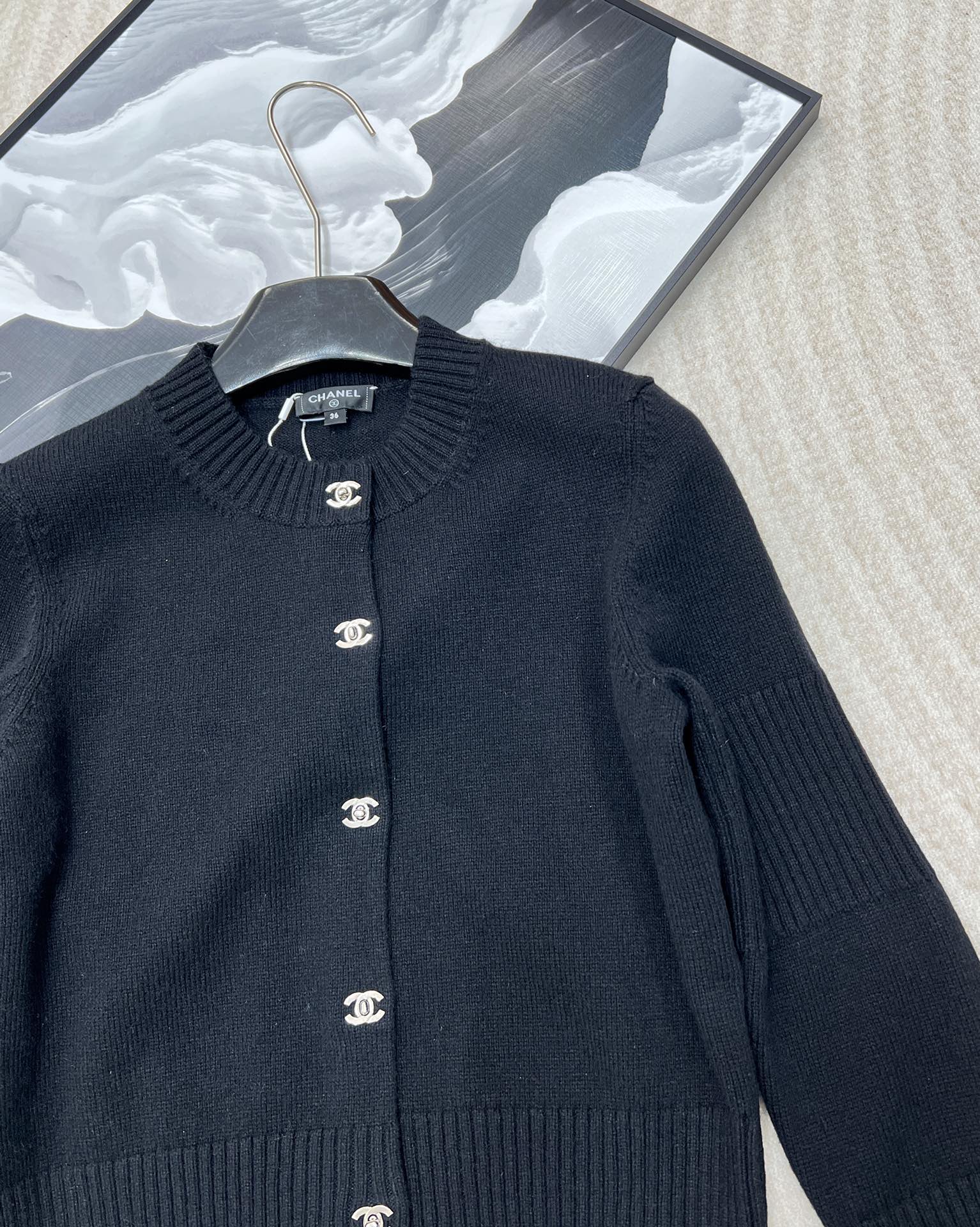 🆕 CHANEL 简约纯色羊绒开衫极简主义真的绝了，定制双C书包纽扣，看似简单上身却很气质！经典就是时尚