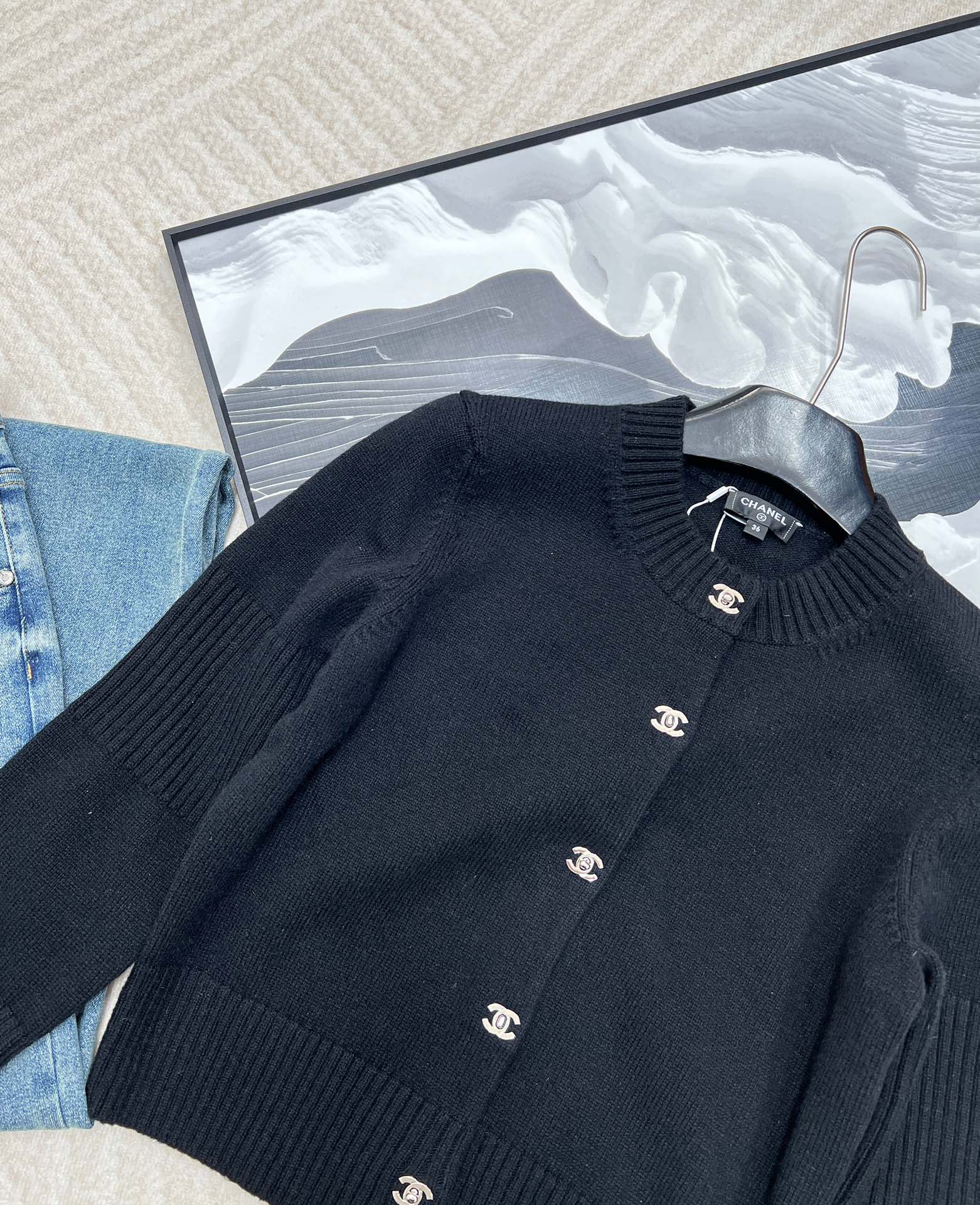 🆕 CHANEL 简约纯色羊绒开衫极简主义真的绝了，定制双C书包纽扣，看似简单上身却很气质！经典就是时尚