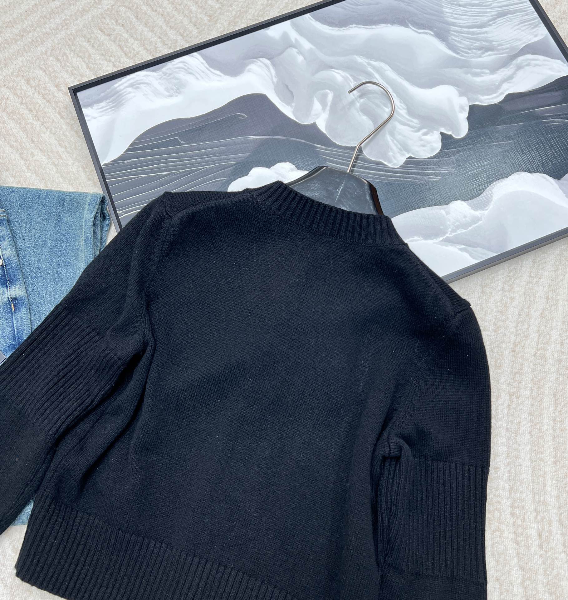 🆕 CHANEL 简约纯色羊绒开衫极简主义真的绝了，定制双C书包纽扣，看似简单上身却很气质！经典就是时尚