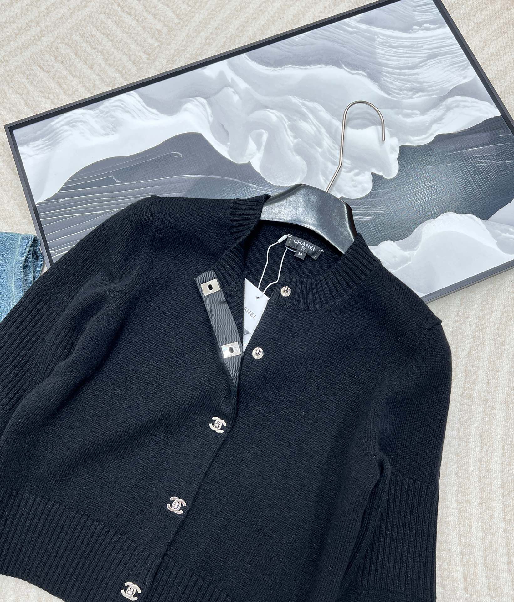 🆕 CHANEL 简约纯色羊绒开衫极简主义真的绝了，定制双C书包纽扣，看似简单上身却很气质！经典就是时尚